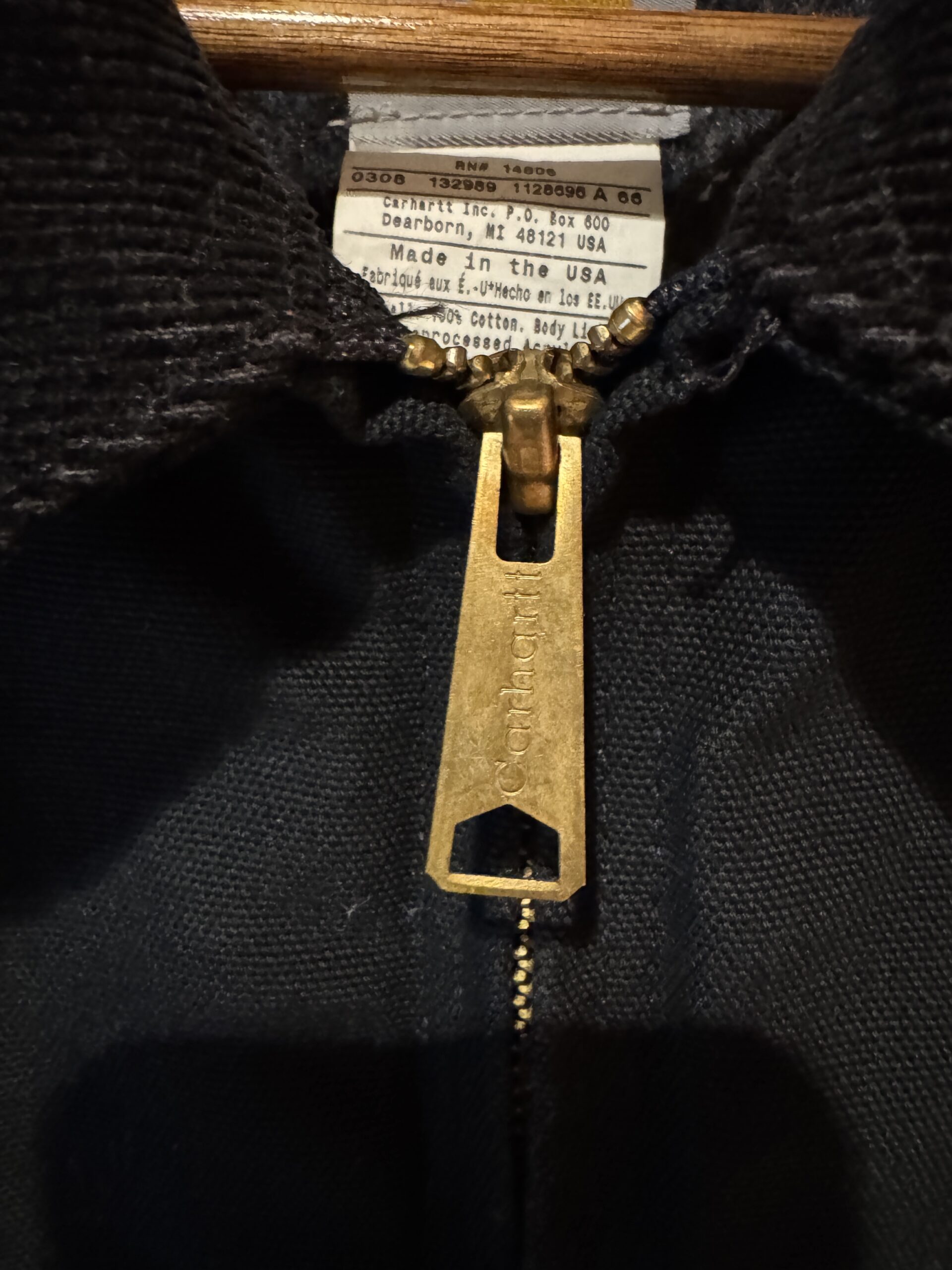 Carhartt刻印入りの真鍮製ジッパープル。