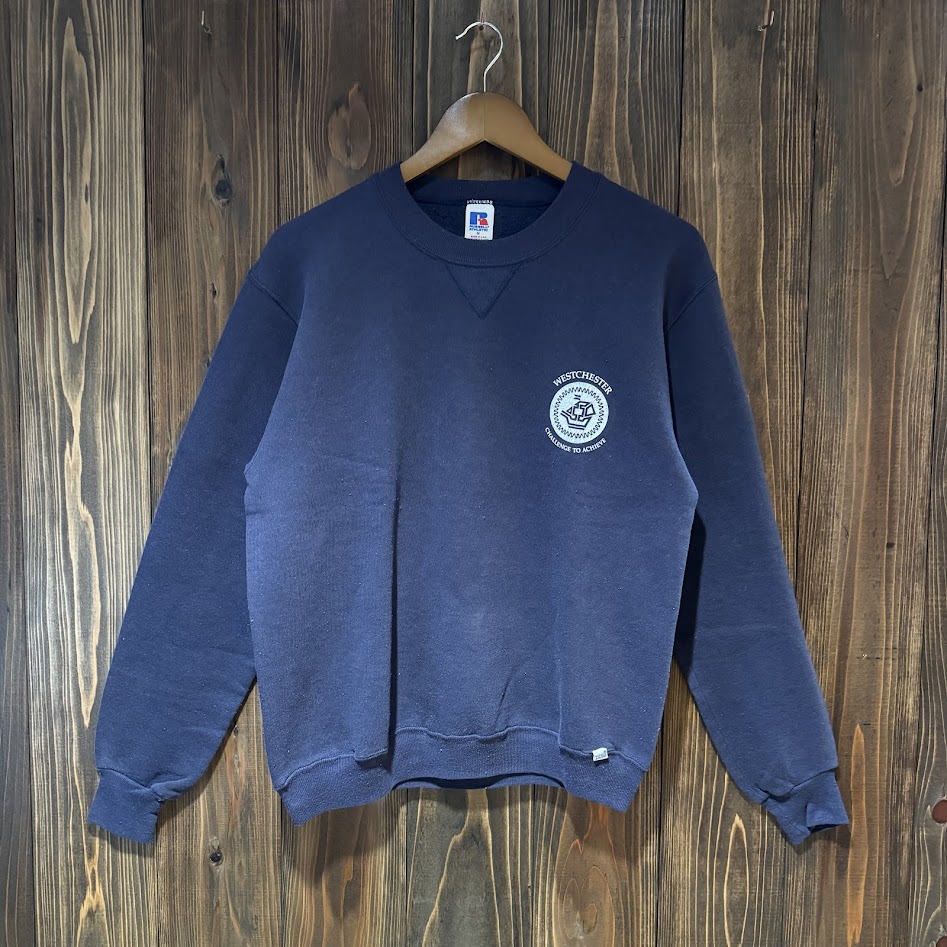 RUSSELL ATHLETIC『WESTCHESTER』ネイビースウェットの正面。胸ワンポイントとVガゼット。