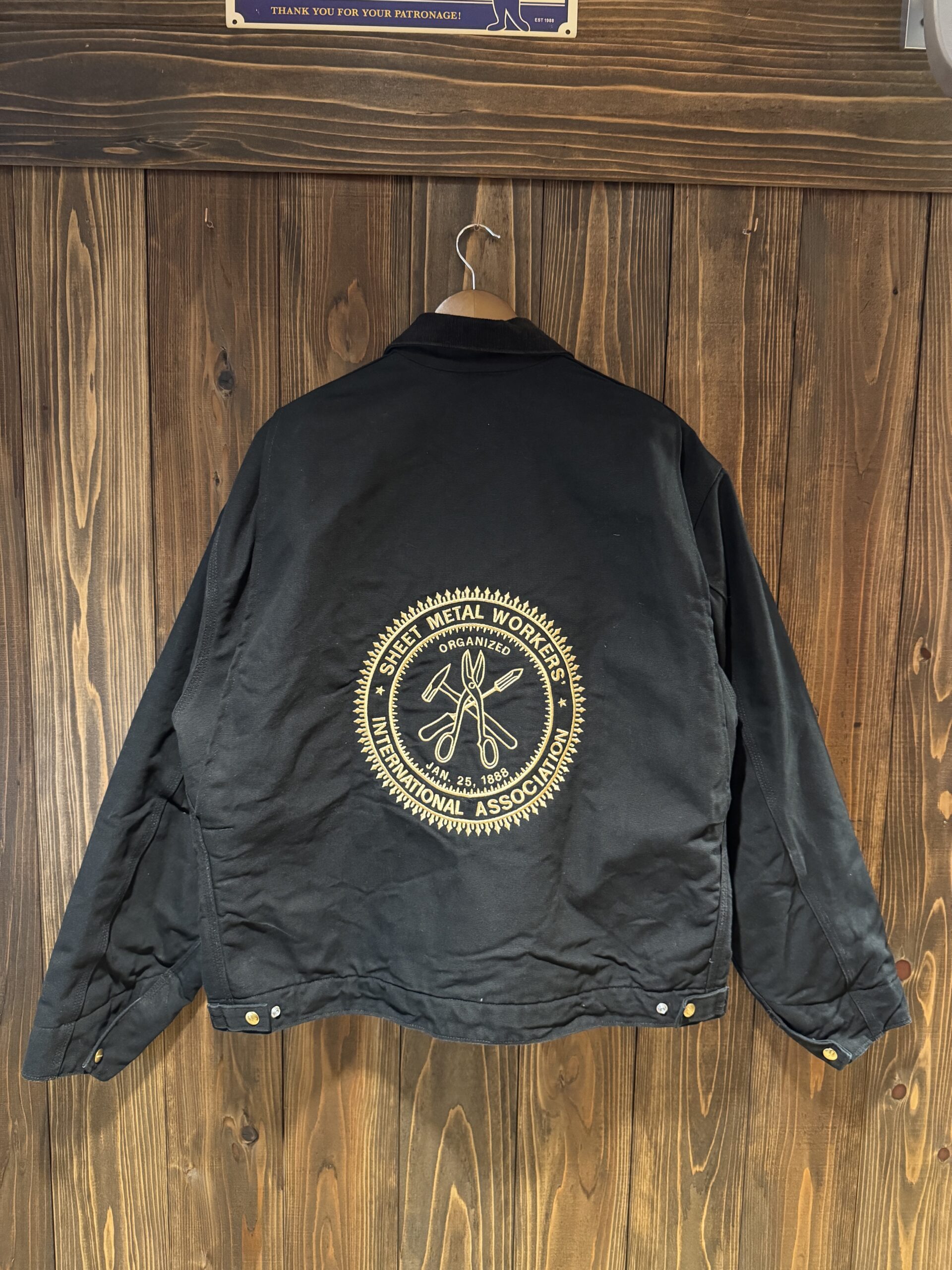 Carhartt UJ01 Journeyman の背面全体。大きなユニオン刺繍が存在感を放つ。