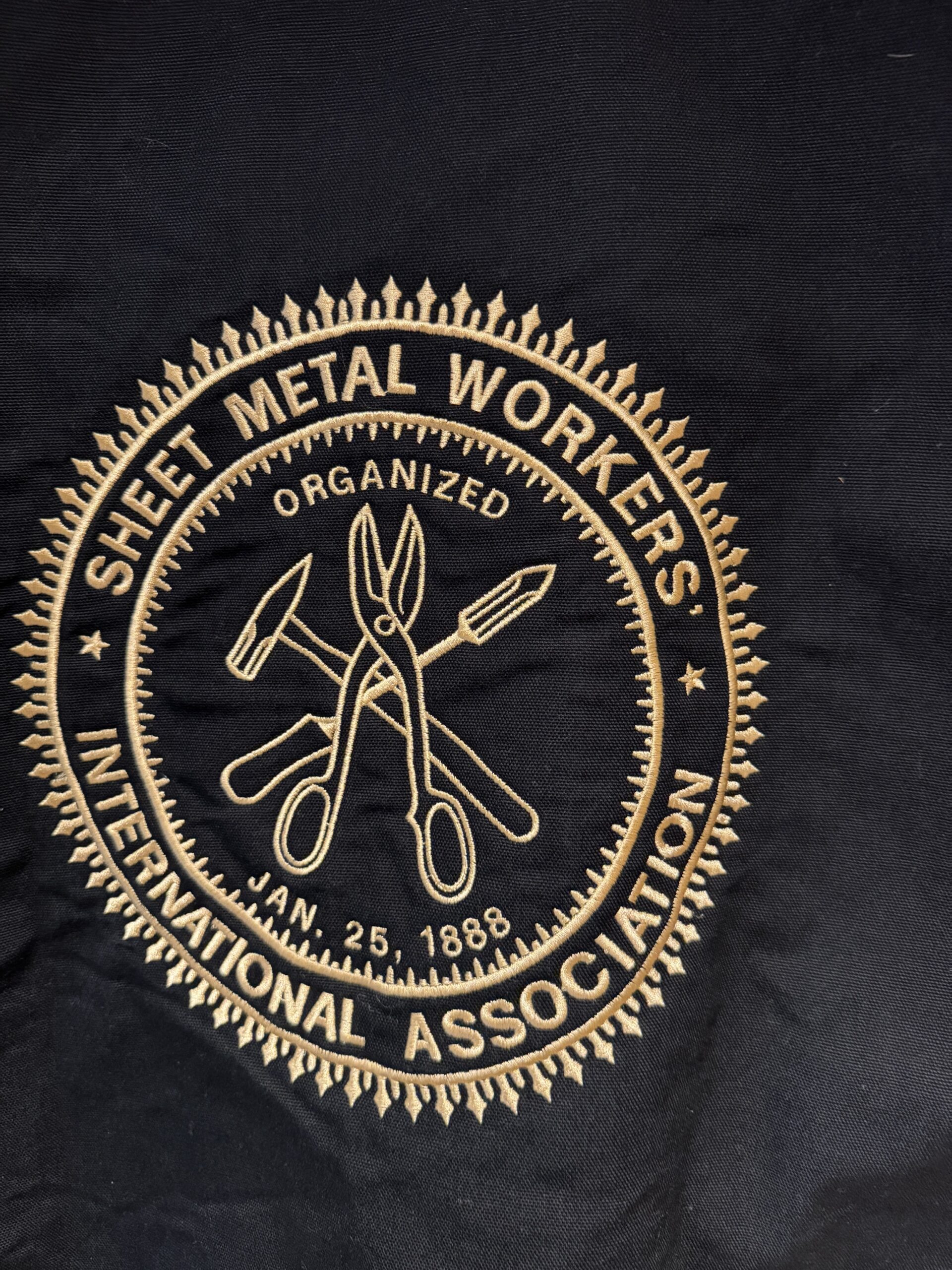 JOURNEYMAN 2008のゴールド刺繍。ウィスコンシン州の形と工具をモチーフにしたユニオンロゴ。