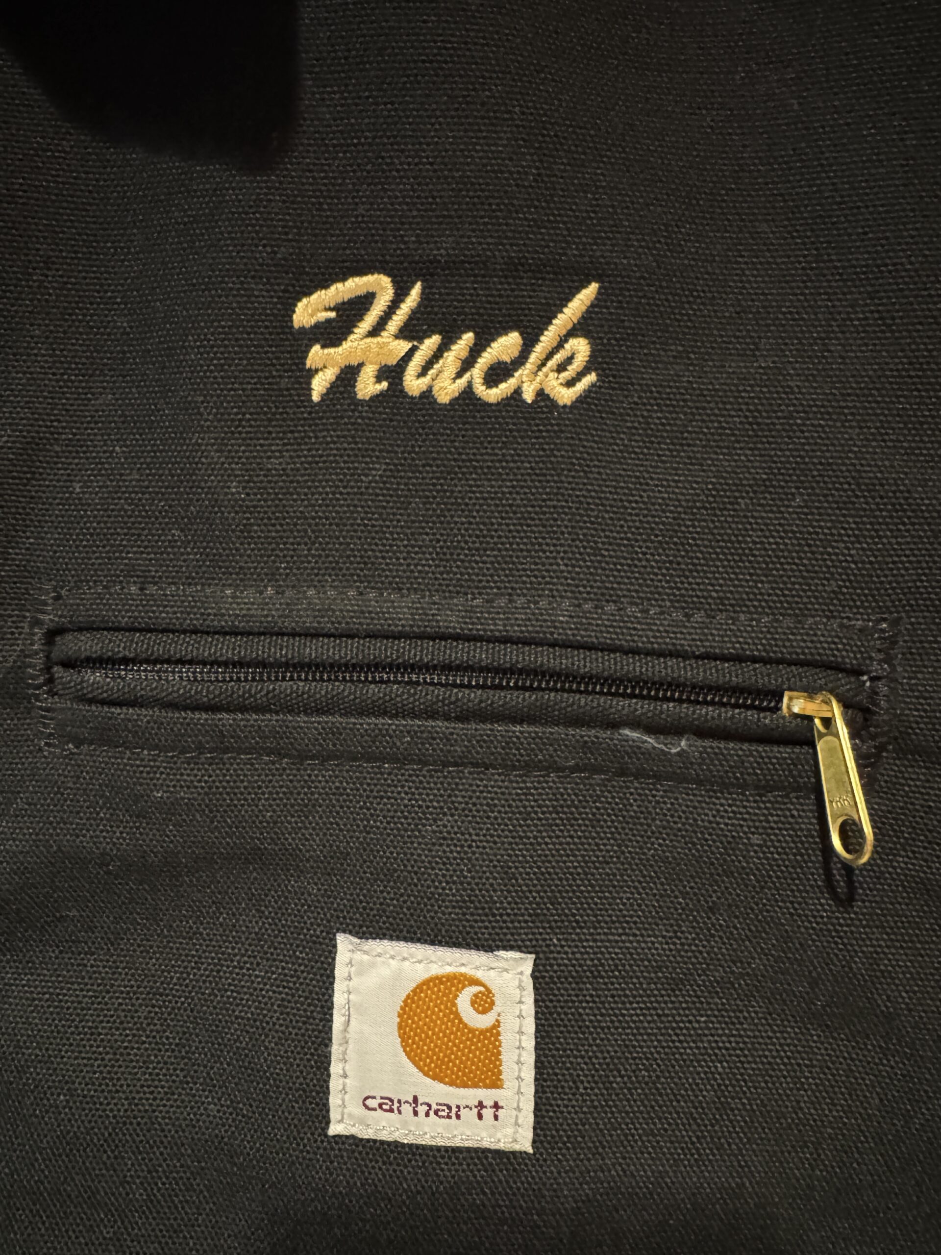 Carhartt UJ01の右胸にある「Huck」のネーム刺繍。