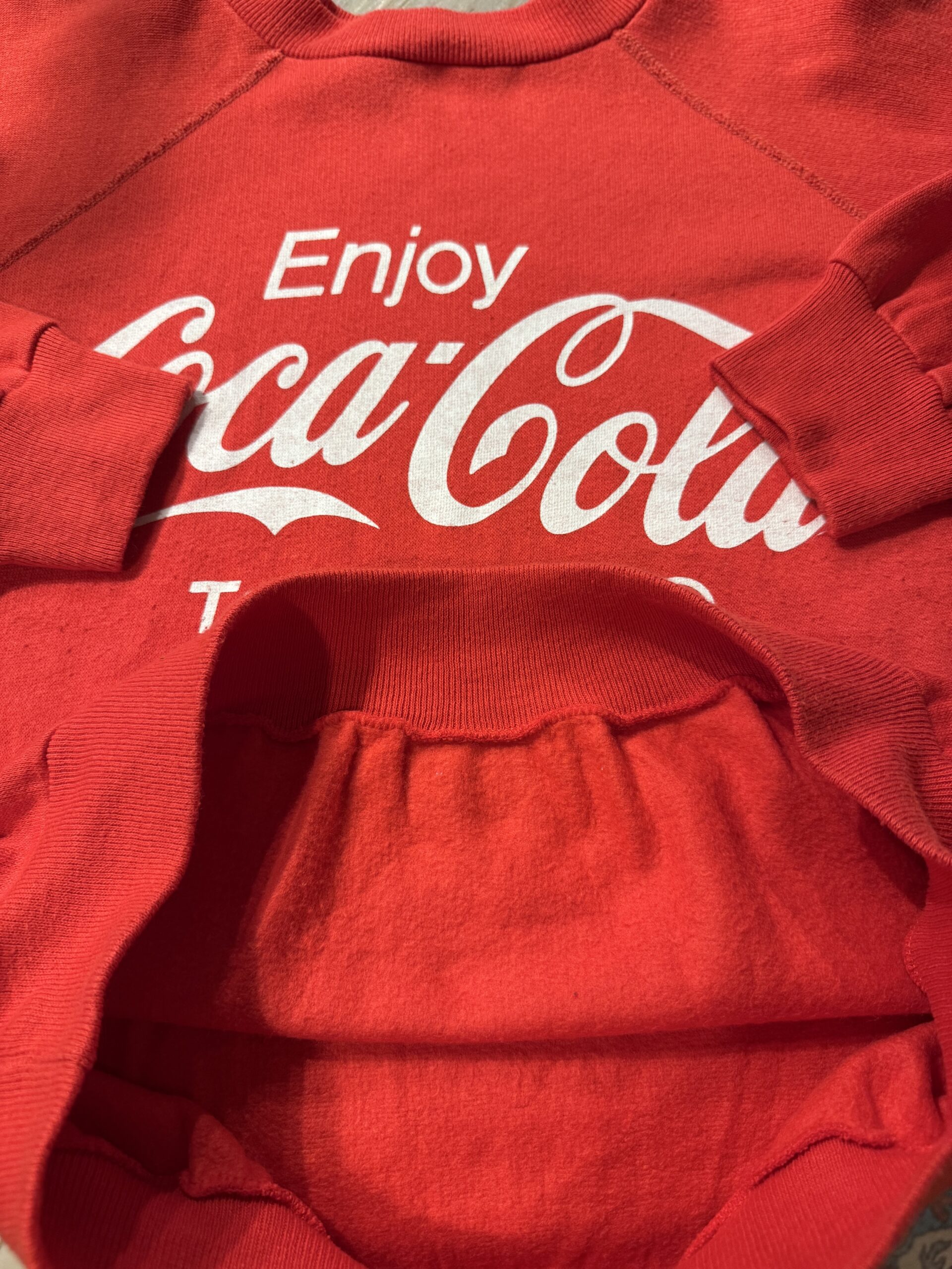 軽くてあたたかい裏起毛フリースの質感 コカコーラ赤スウェットの裏起毛部分のアップ