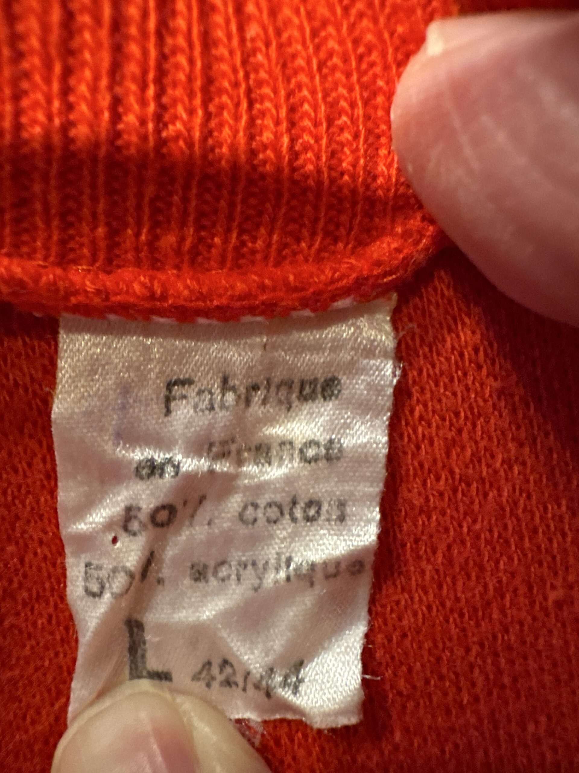 フランス企画を示すコカコーラスウェットのタグ コカコーラ赤スウェットのフランス語表記タグ(素材・サイズ)