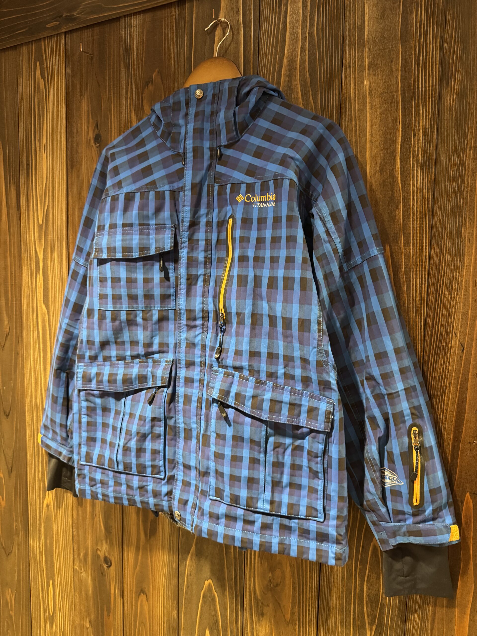 斜めから見たColumbia Titanium ブルーチェックジャケット