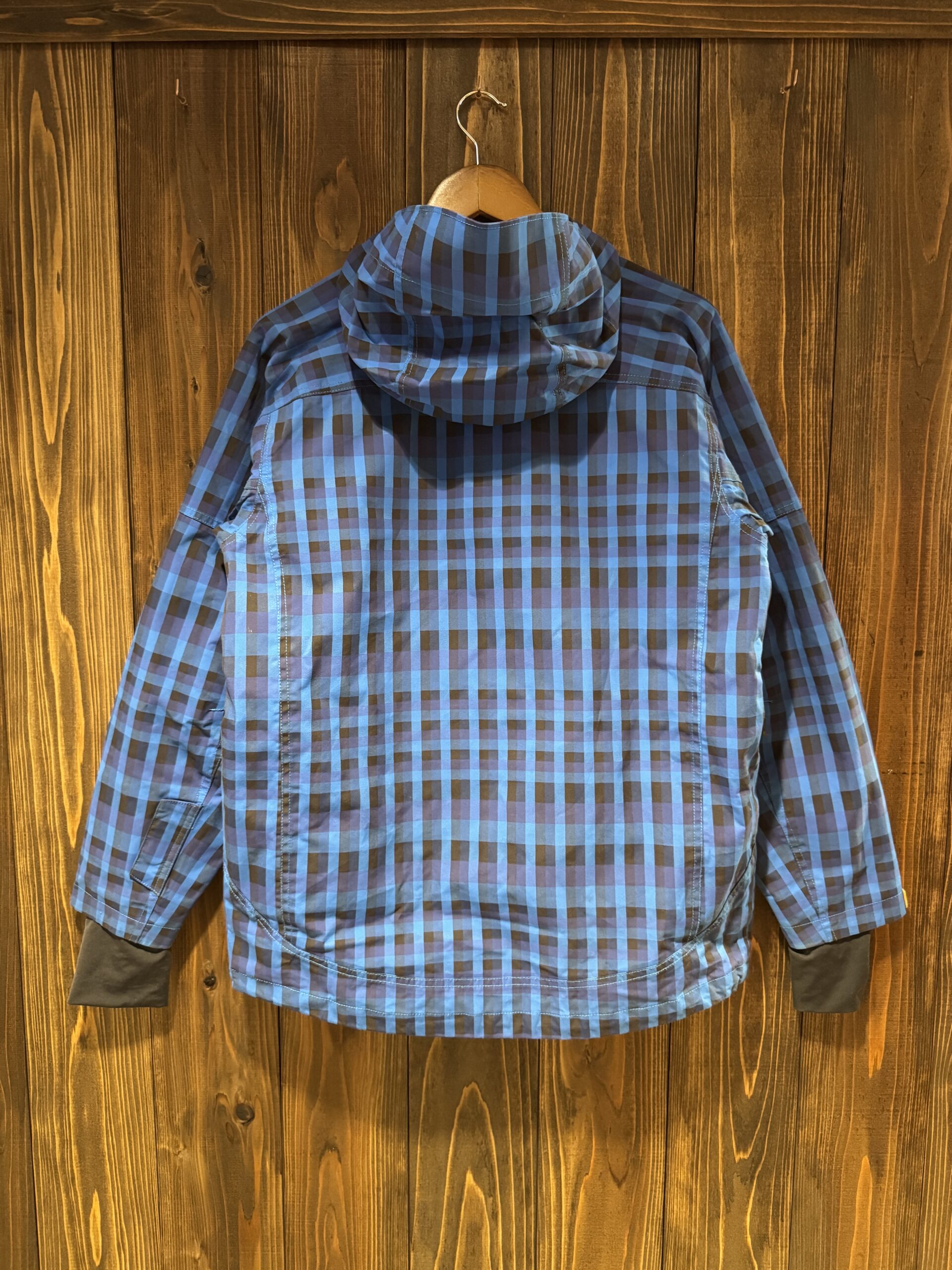 Columbia Titanium ブルーチェックジャケットのバックスタイル