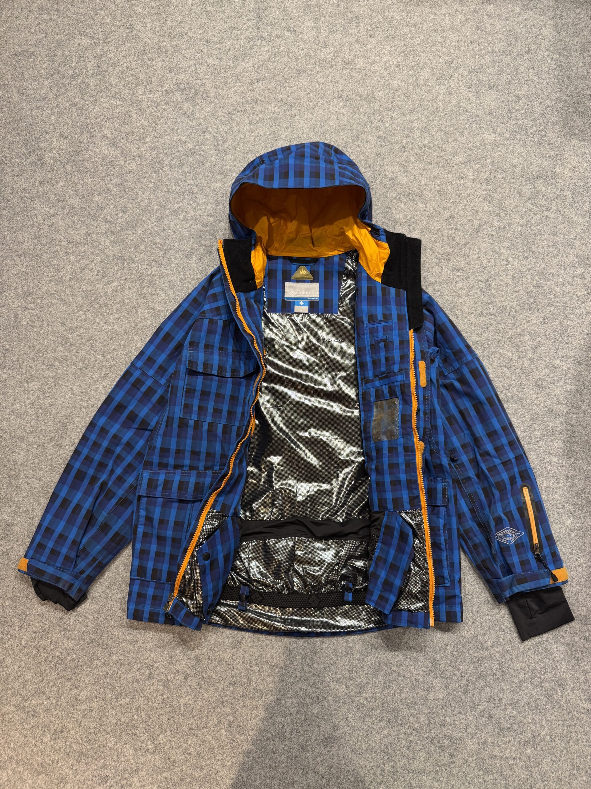 Columbia Titanium ブルーチェックジャケットの内側。銀色のOMNI-HEAT裏地が見える。