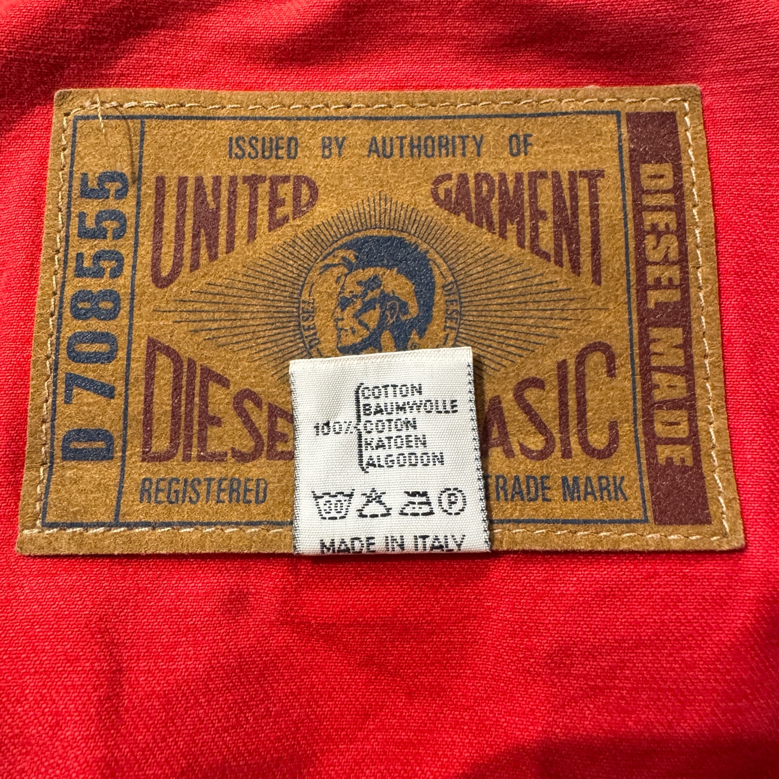 Diesel Made in Italy 表記の品質タグ。多言語表記と旧洗濯アイコンが90sオリジナルの特徴。