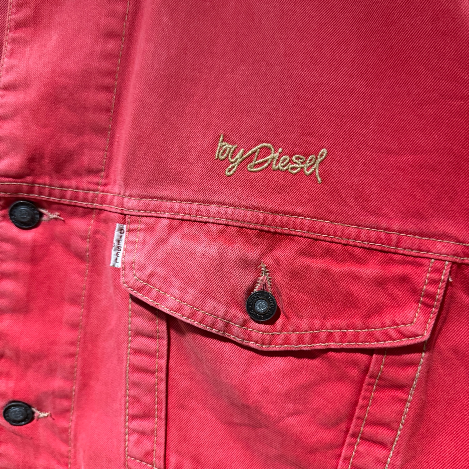 Diesel by Diesel 刺繍ロゴのディテール。90年代後期モデルに見られる筆記体ロゴの特徴。