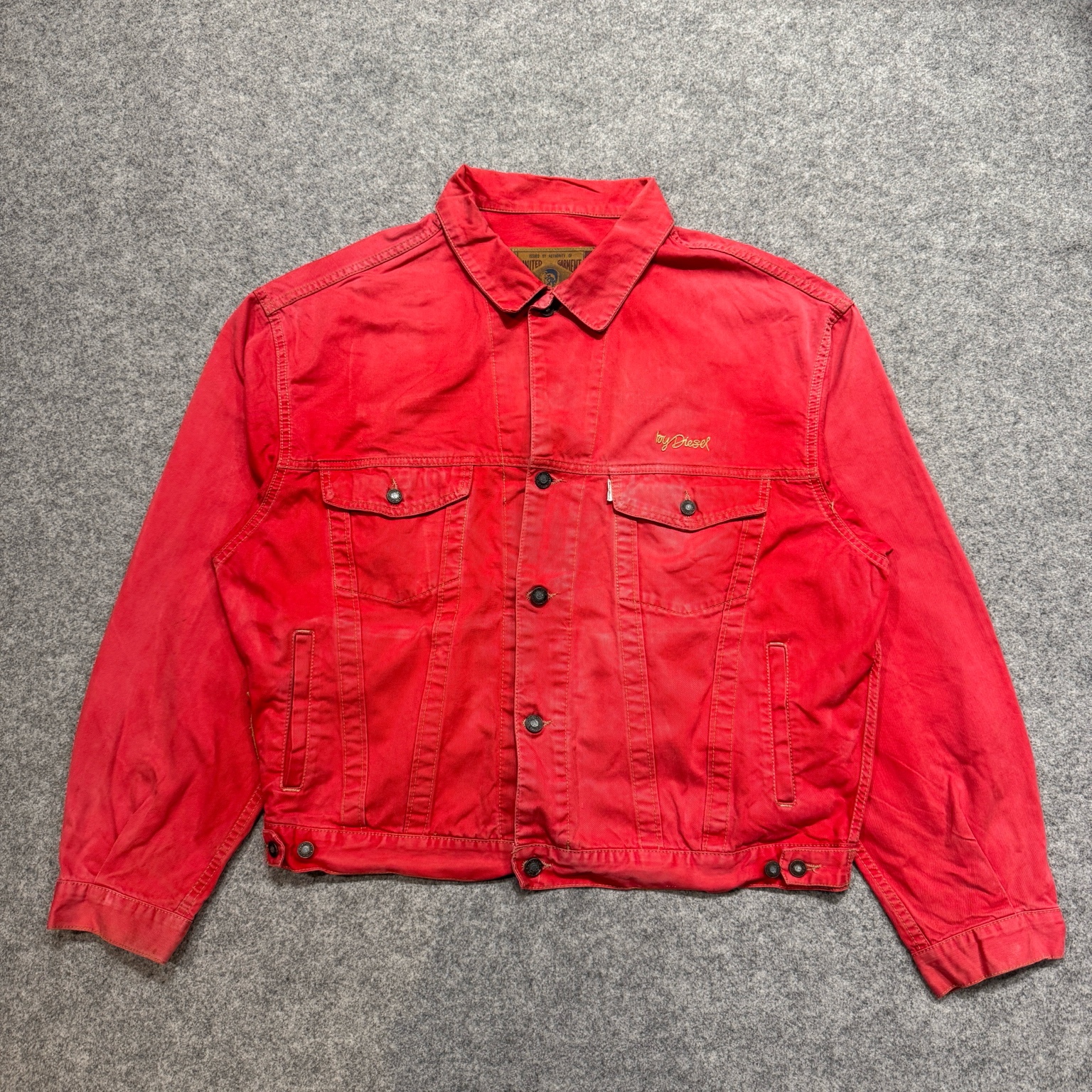 90年代 Diesel Basic Line ガーメントダイ赤ジャケットの全体像。短丈×ワイド身幅の90sシルエット。