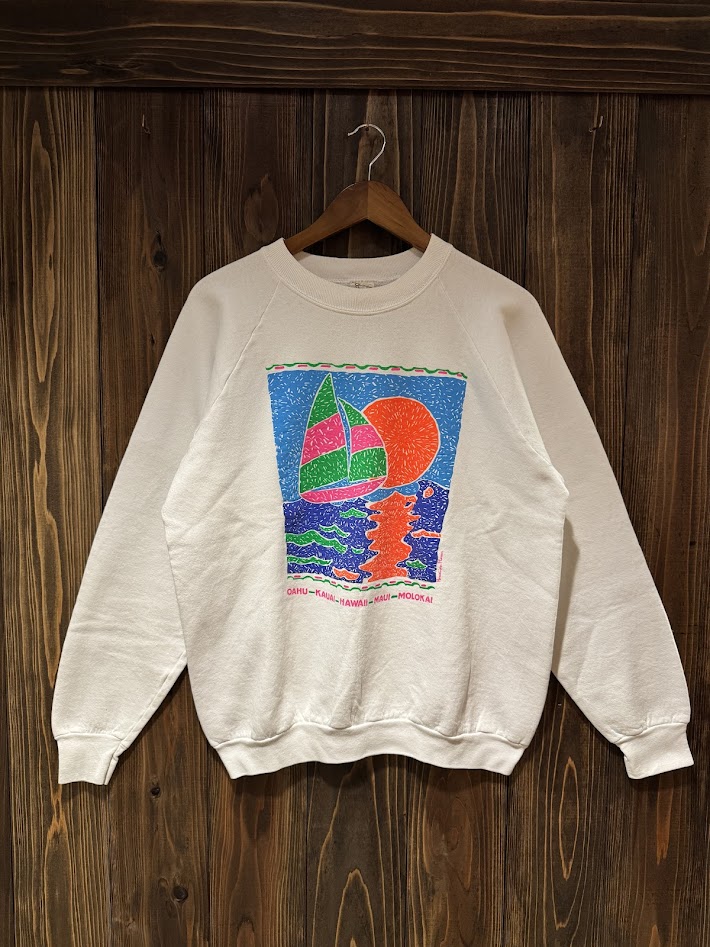 FRUIT OF THE LOOM『Hawaii』ネオンアートスウェットの正面。白ボディにヨットと夕日のグラフィック。