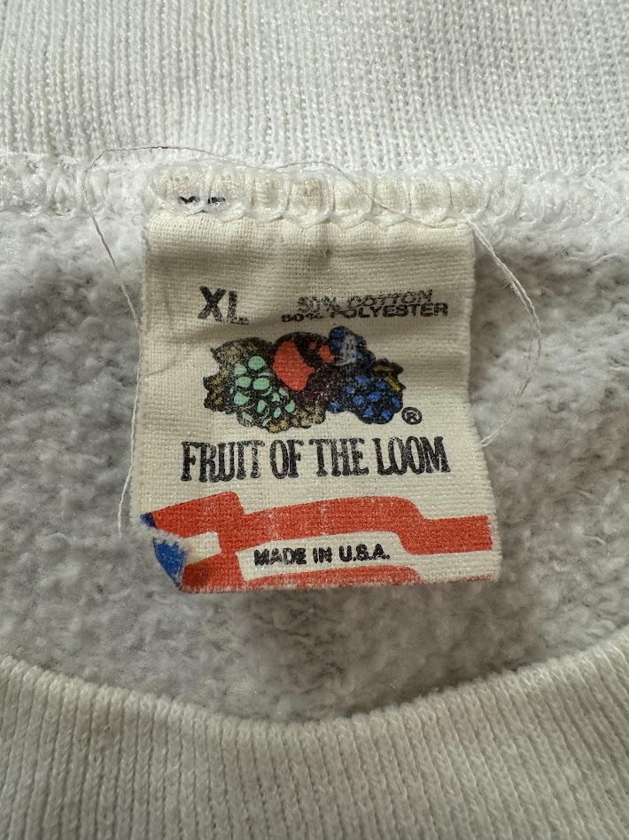 FRUIT OF THE LOOM 赤ラインタグの接写。Made in U.S.A. 表記のXLサイズ。
