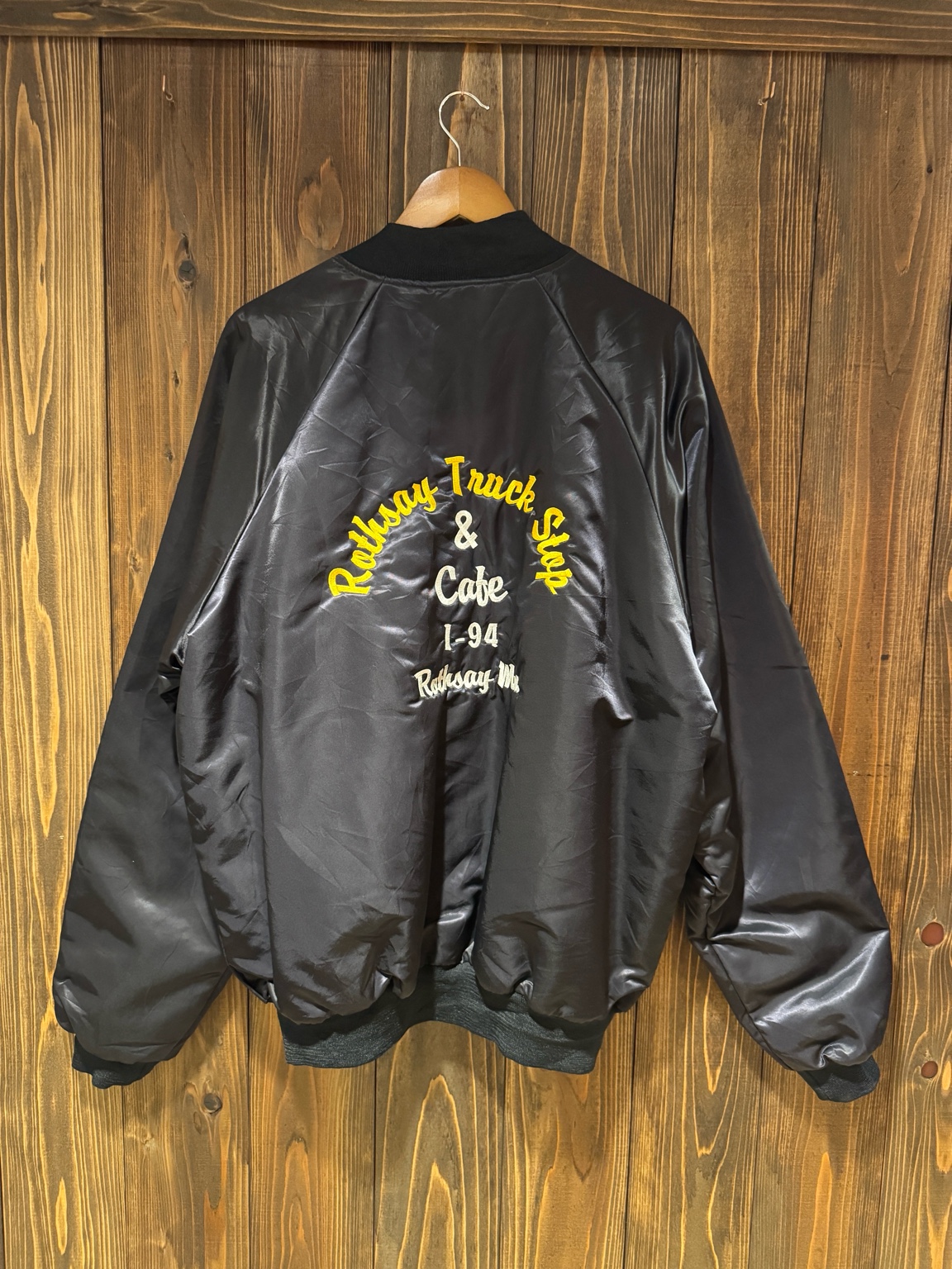 背中にRothsay Truck Stop & Cafe I-94の刺繍が入ったワークジャケットのバックスタイル