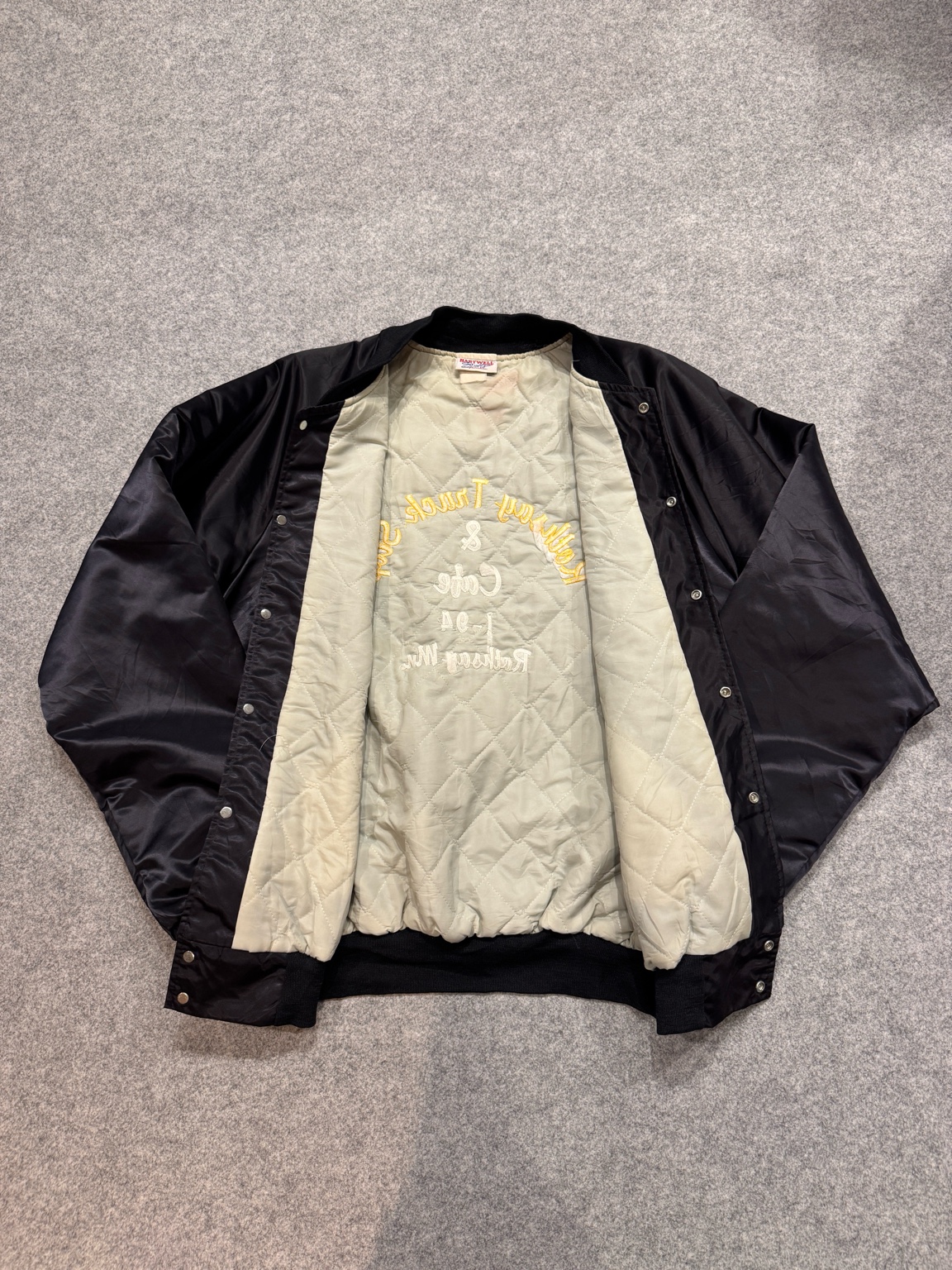 中綿入りキルティングライナーが見えるHartwell製ワークジャケットの内側全体