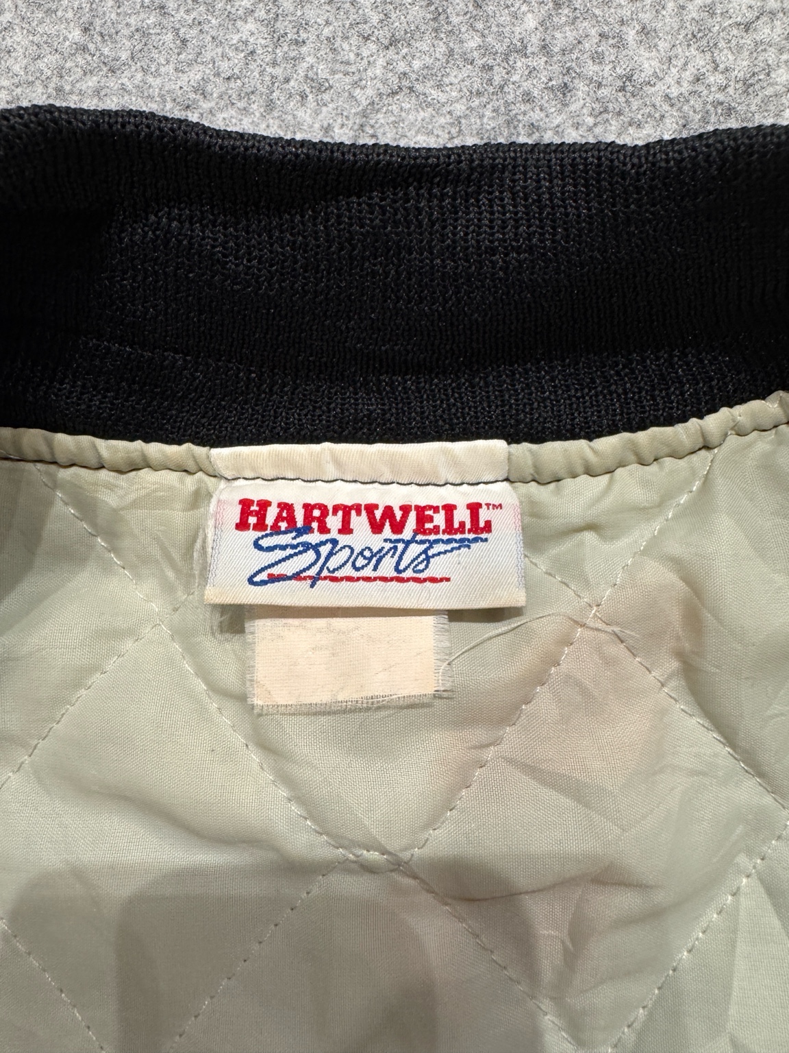 Hartwell Sportsのタグとキルティング裏地のディテール
