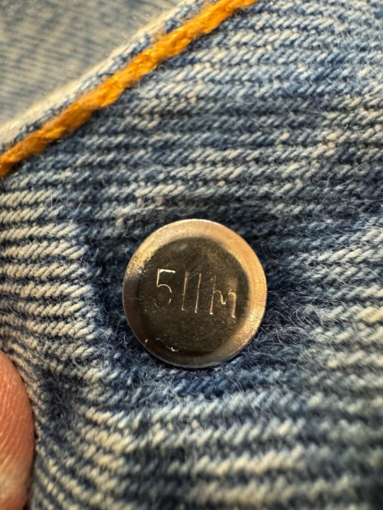 Levi’s 550(USA製)ボタン裏の「511 M」刻印。