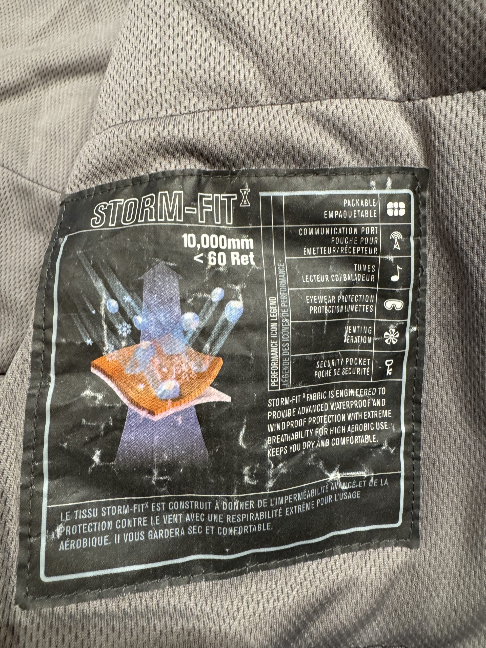 STORM-FIT X 10,000mm表記の機能ラベルのアップ