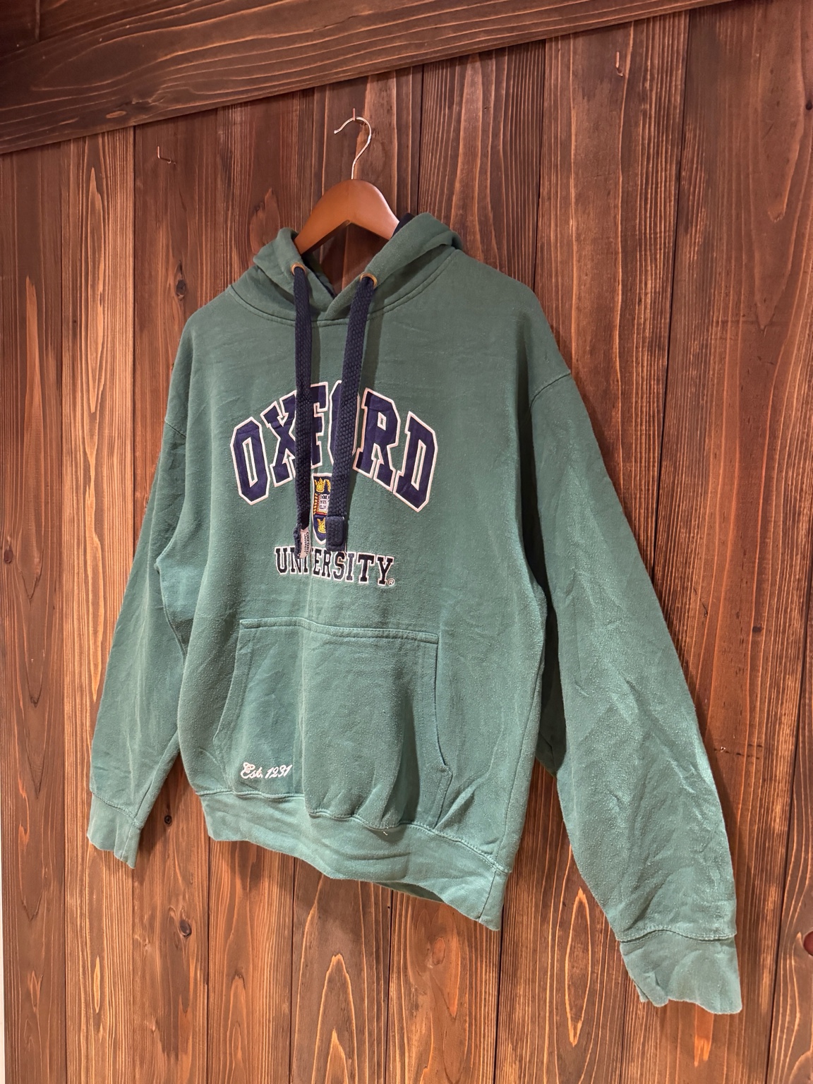 OXFORD UNIVERSITYグリーンパーカーを斜めから写した写真