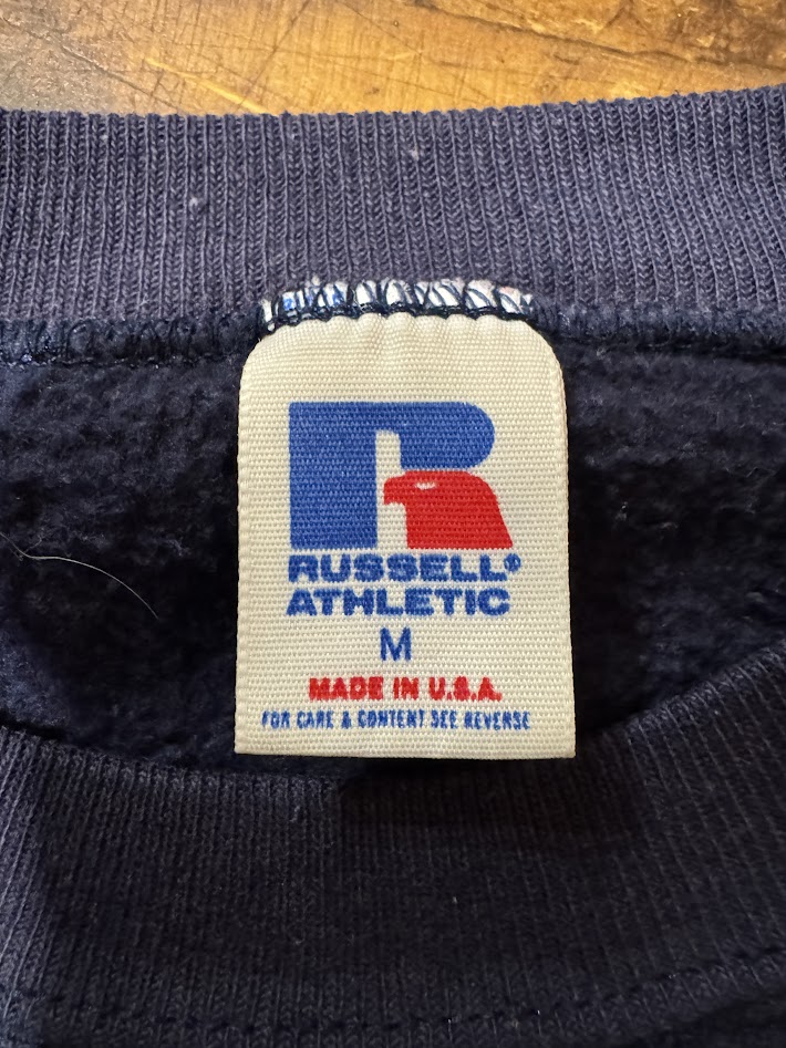 RUSSELL ATHLETIC 青Rタグの接写。Made in U.S.A. 表記。