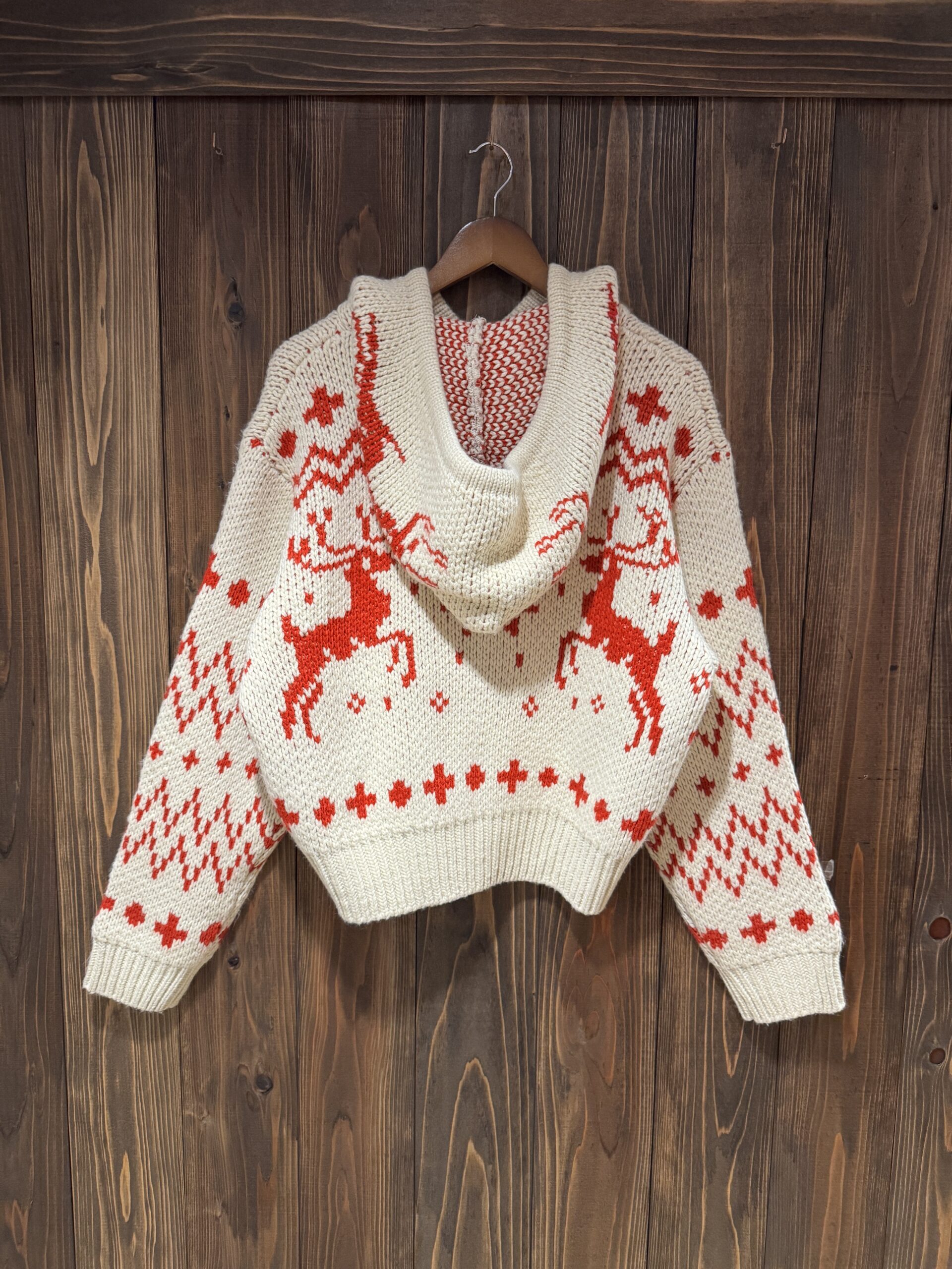 and more のトナカイ柄フルジップニットパーカー背面。後ろにもトナカイ柄とノルディック模様が編み込まれている。