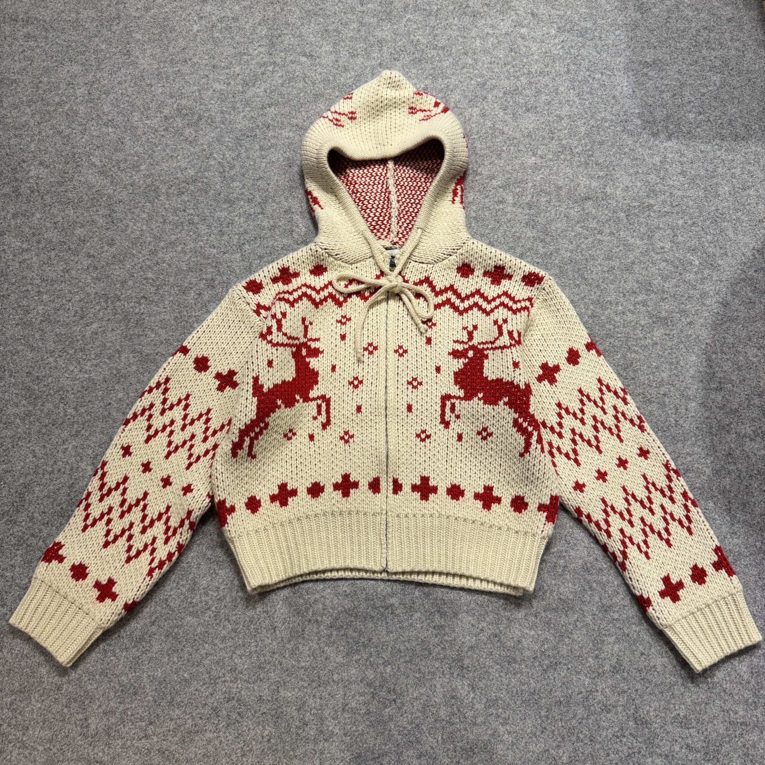 and more のトナカイ柄フルジップニットパーカーの平置き。身幅にゆとりがあり、短めの着丈が可愛いシルエット。