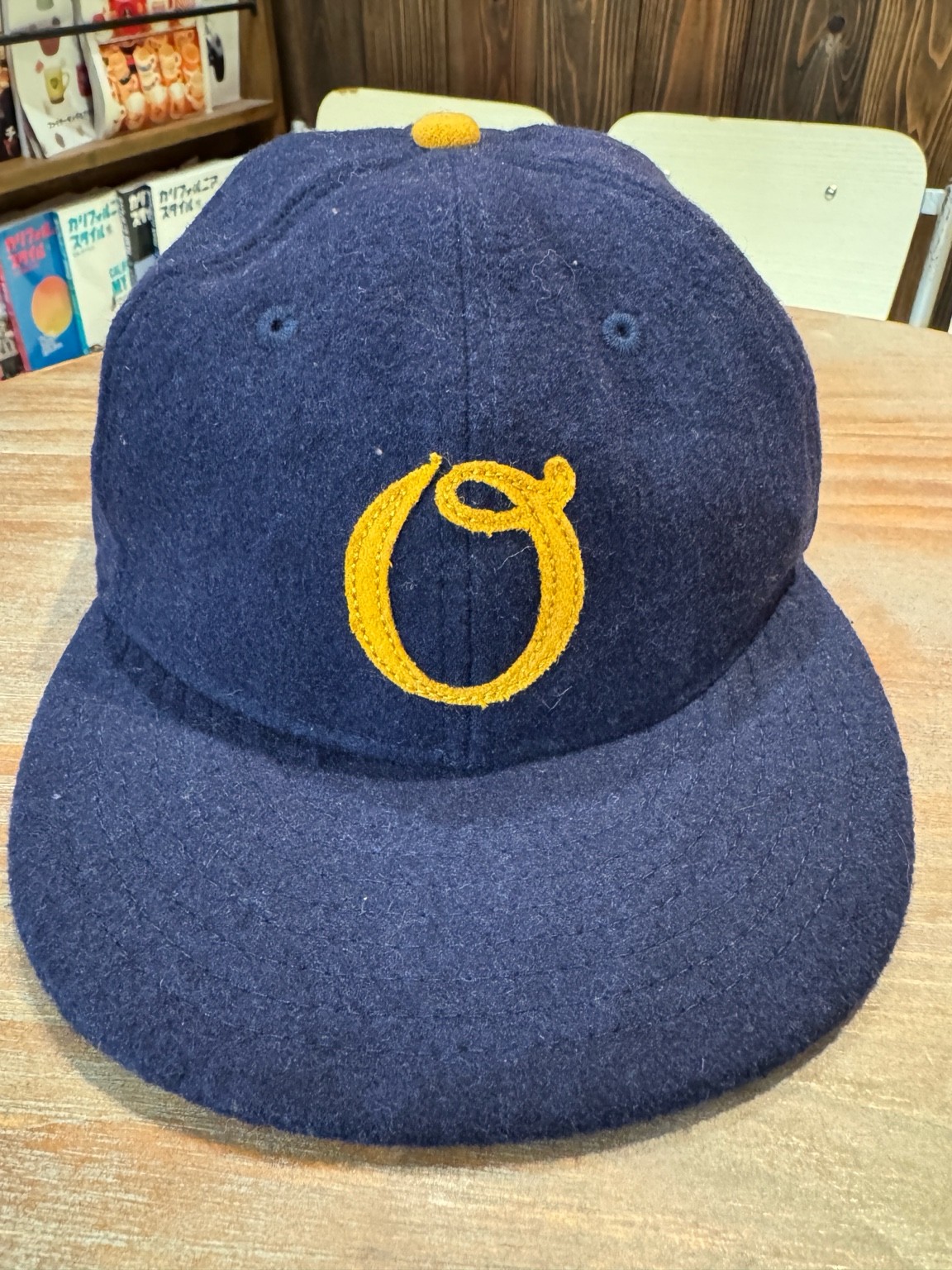 COOPERSTOWN COLLECTIONキャップのフロントOロゴ刺繍をアップで撮影。イエローの糸が立体的に浮かび上がって見える。