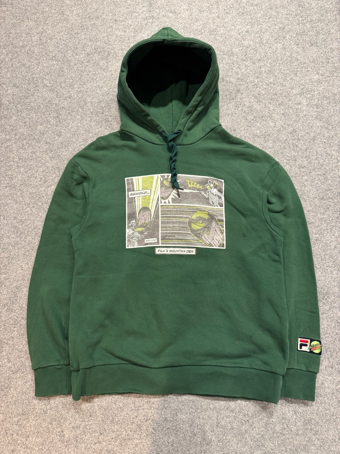 FILA × Mountain Dewフーディを床に平置きして撮影した全体シルエット写真。