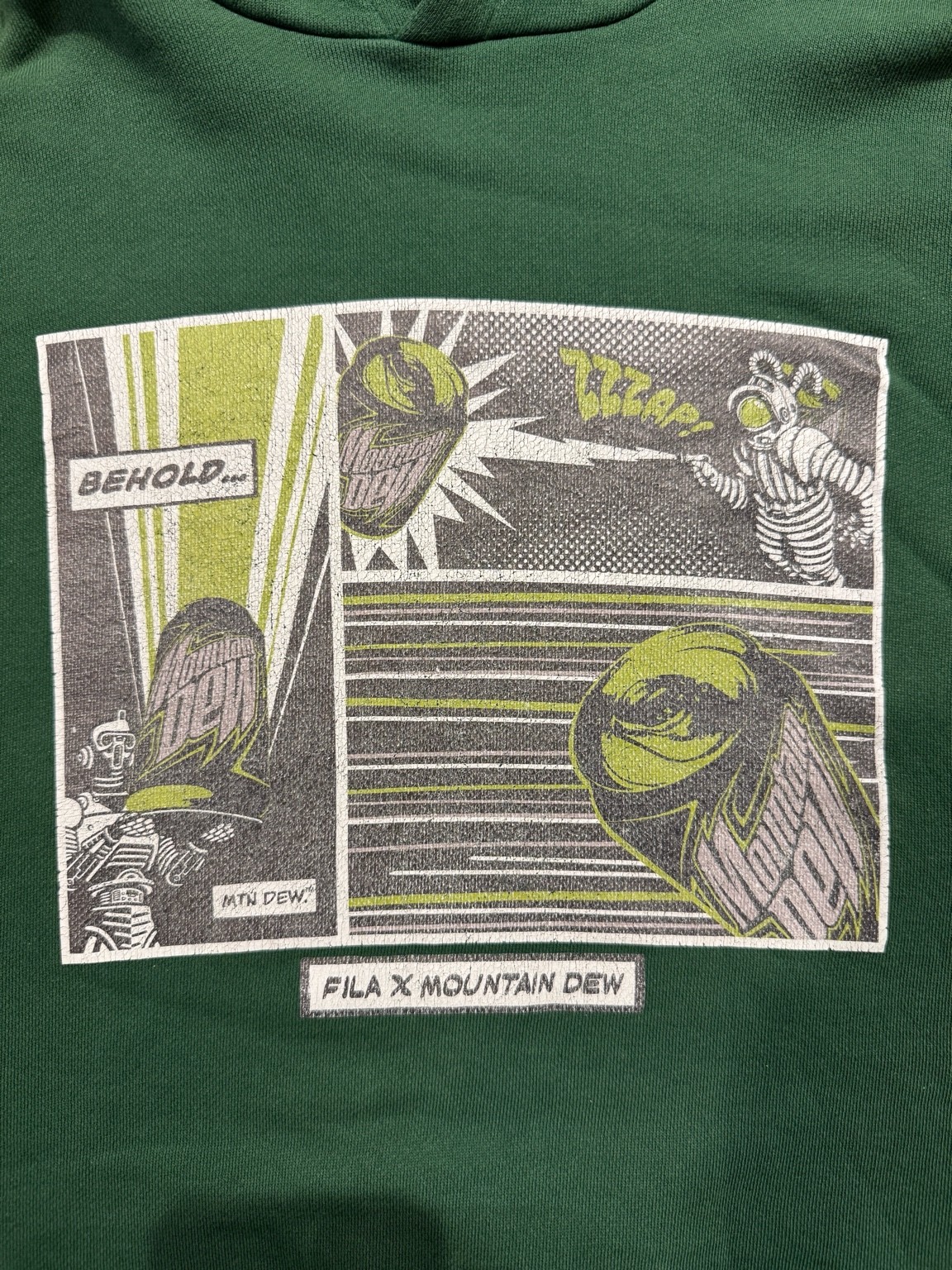 FILA × Mountain Dewフーディのフロントに入ったコミック調グラフィックのアップ写真。