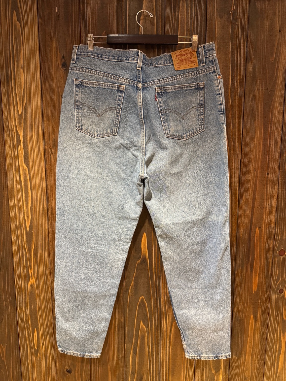 Levi’s 550(USA製)ライトブルーデニムパンツのバックシルエット。
