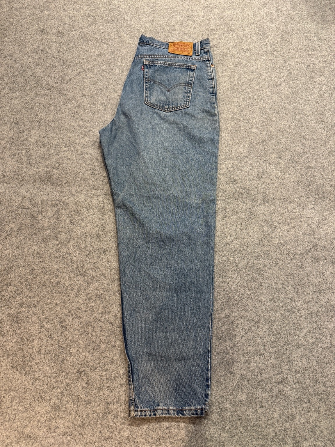 Levi’s 550(USA製)デニムパンツのサイドシルエット。テーパードしたラインがよくわかる画像。