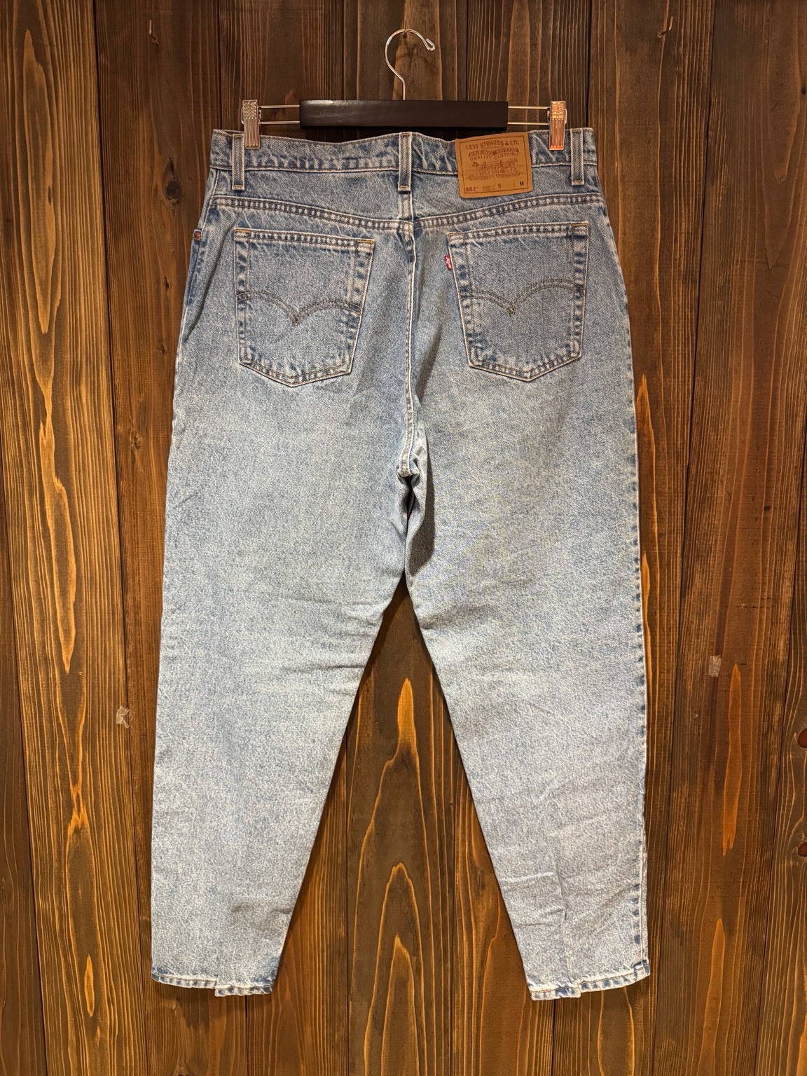 Levi’s 551™ 16 MEDのバック全体。ヒップから裾にかけてテーパードしたシルエット。