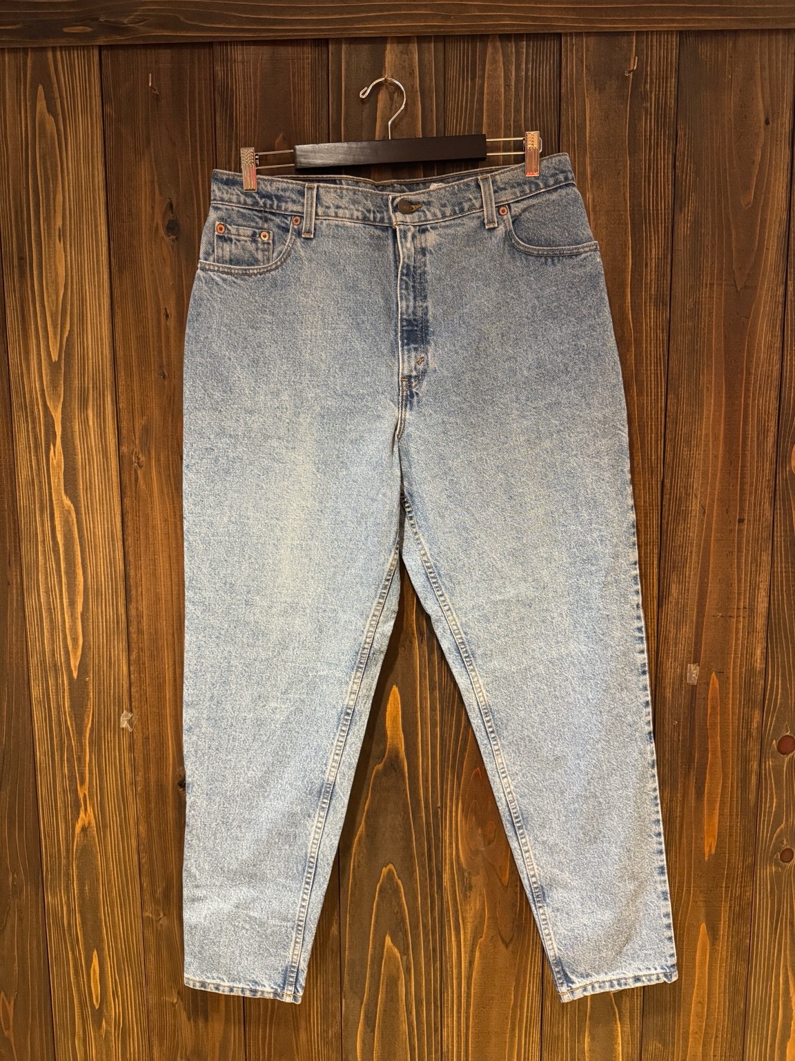 Levi’s 551™ 16 MEDのフロント全体。ライトブルーの色落ちがきれいな90s USA製レディースデニム。