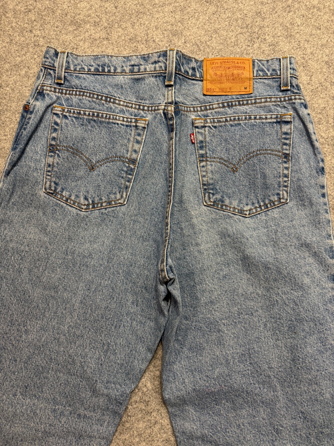 バックヨークからヒップにかけてのアップ。丸みのあるヒップラインが特徴的。