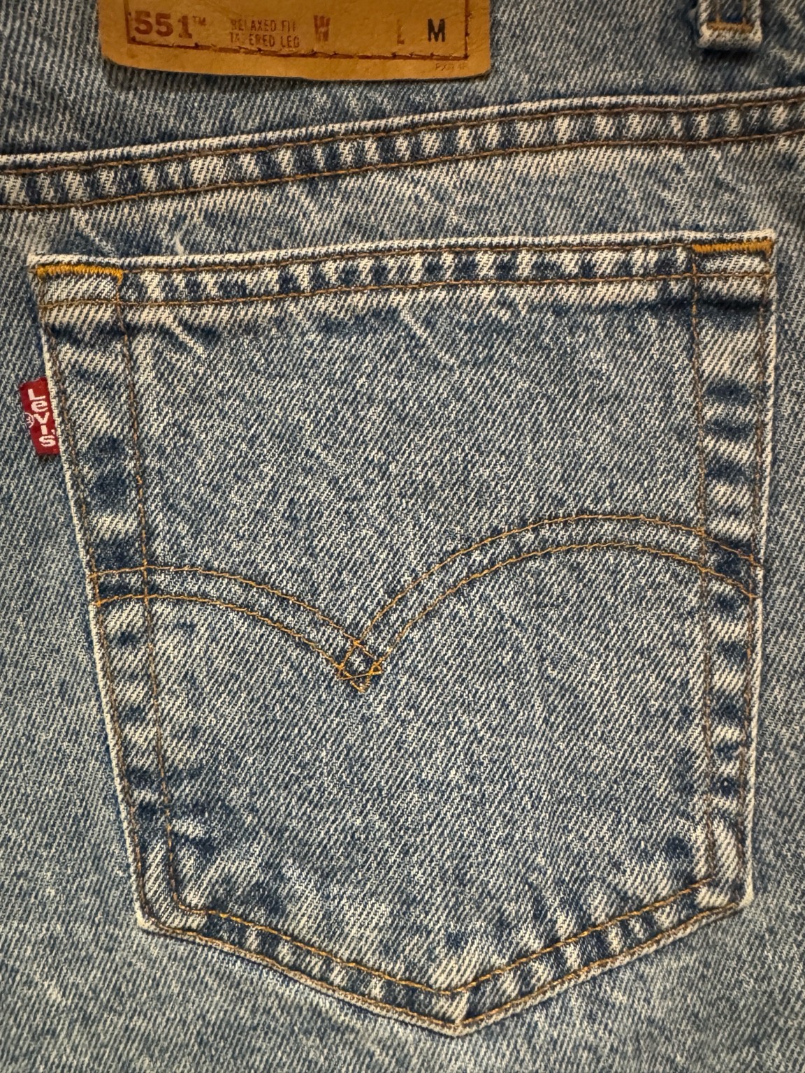 バックポケットのアップ。ライトブルーのフェードとアーキュエイトステッチ。