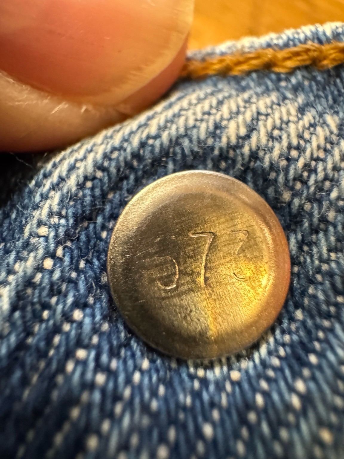 トップボタン裏の刻印573のアップ。