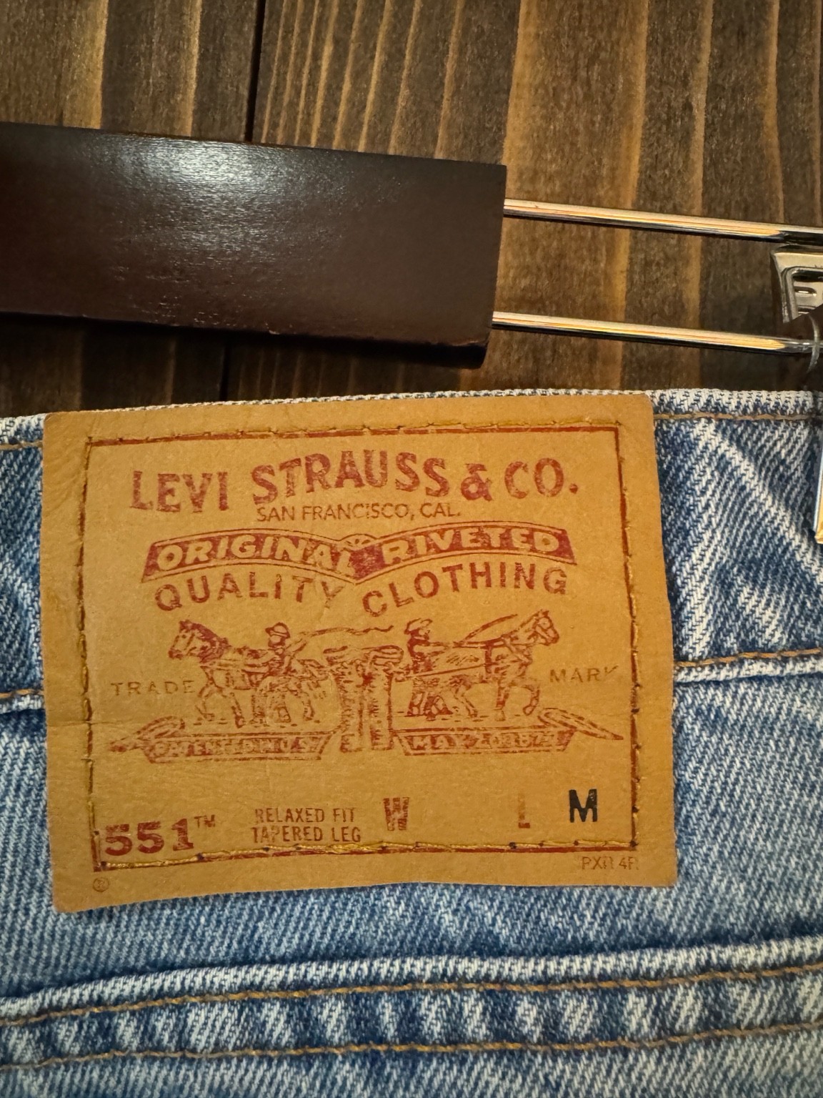 紙パッチのアップ。Levi’s 551™ RELAXED FIT TAPERED LEGの表記が見える。