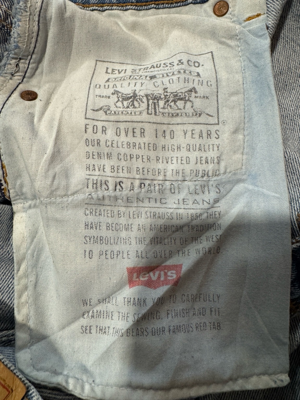 ポケットスレーキにプリントされたLevi’sのロゴ。