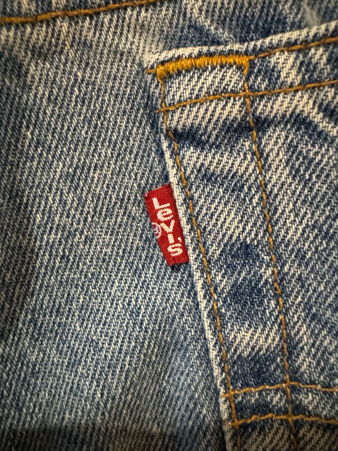 Levi’sの赤タブのクローズアップ。小文字eタブ。