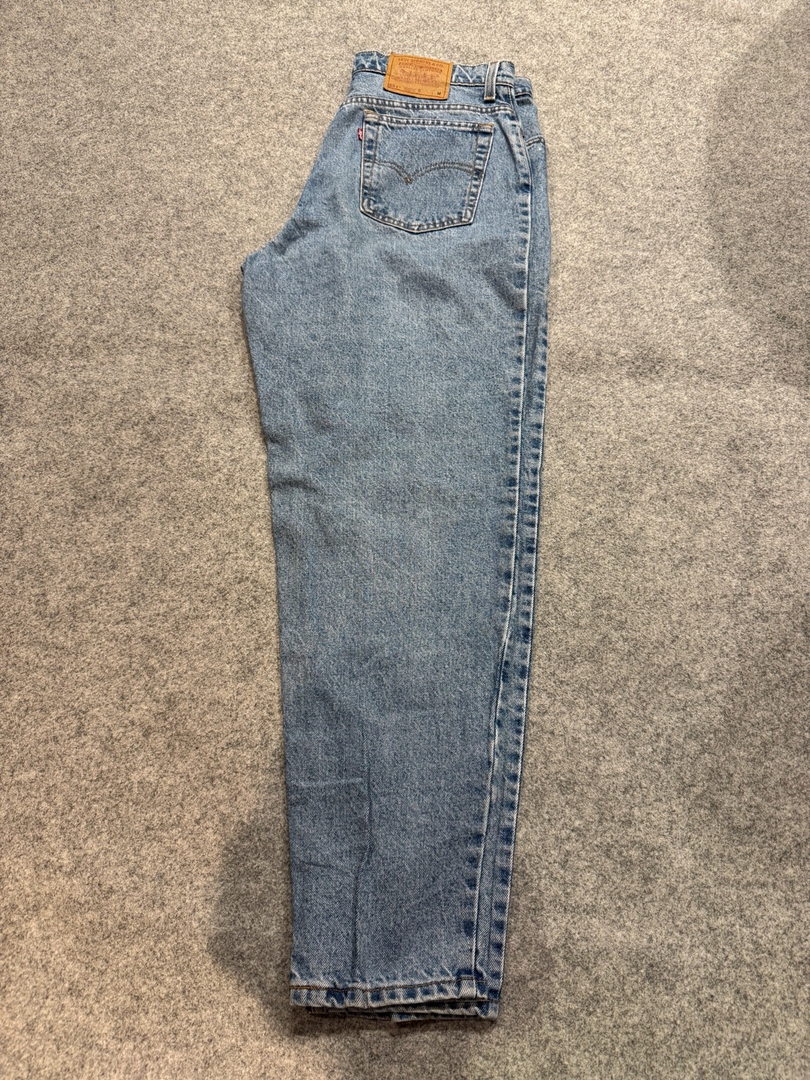 Levi’s 551™のサイドシルエット。膝から裾にかけて強めにテーパードしたライン。