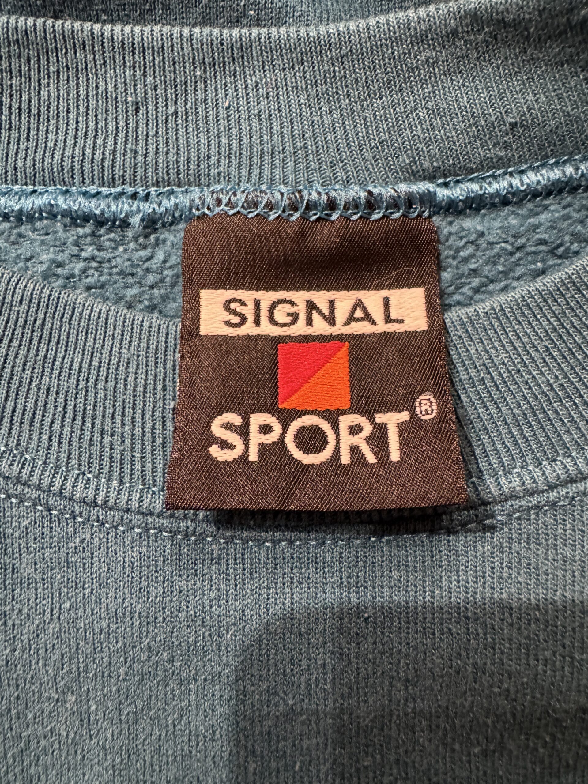 Signal Sportスウェットのネームタグ。90s〜00sごろのディテールが感じられるフォントと配色。