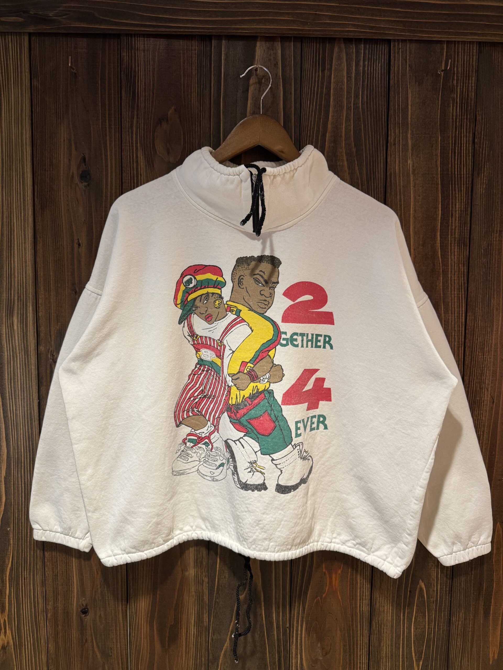 2GETHER 4EVERのプリントが入った白のハーフジップスウェット(全体)