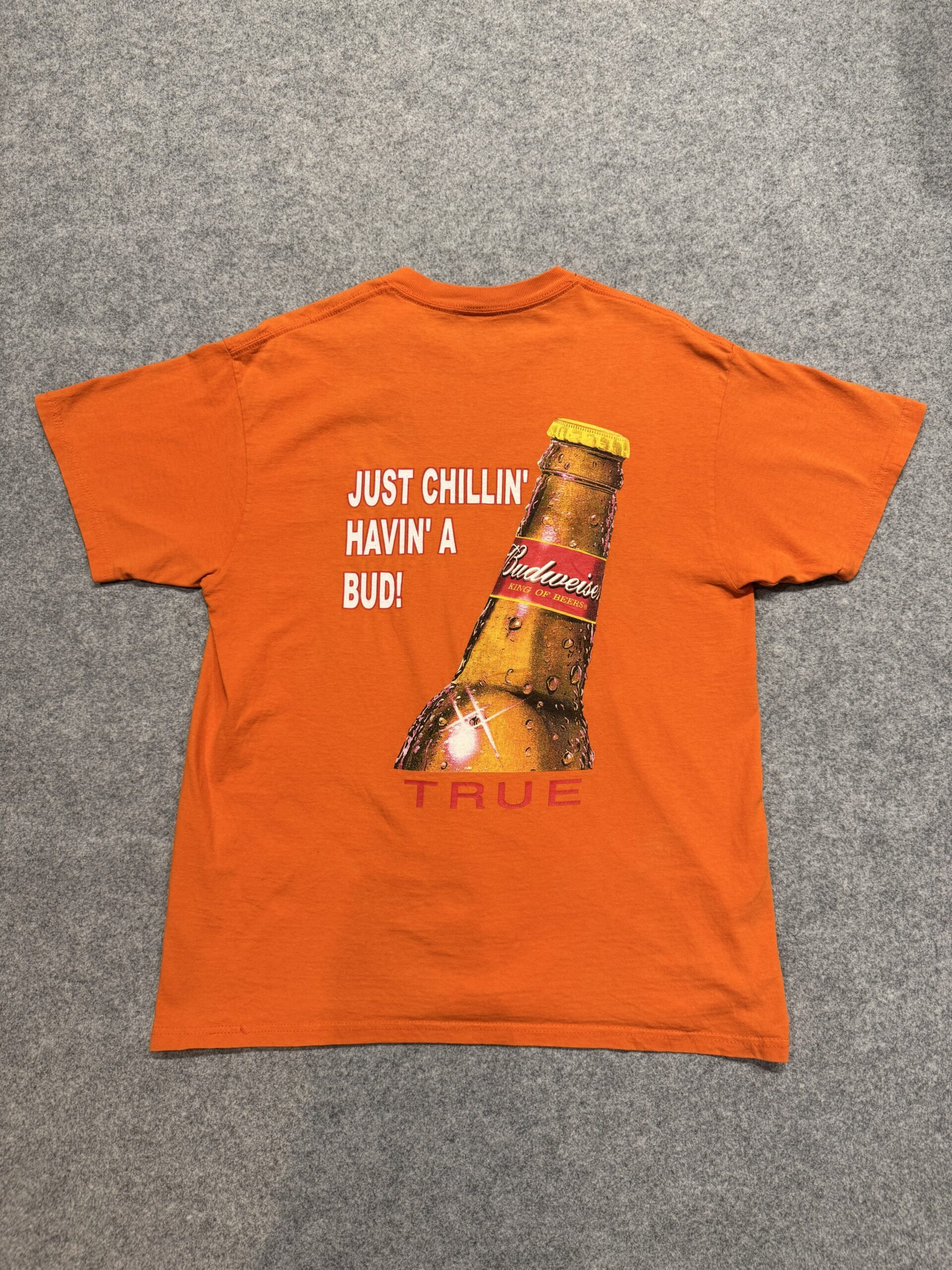 Budweiserボトルと文字がプリントされたバックデザインを床置きで撮影した全体写真。