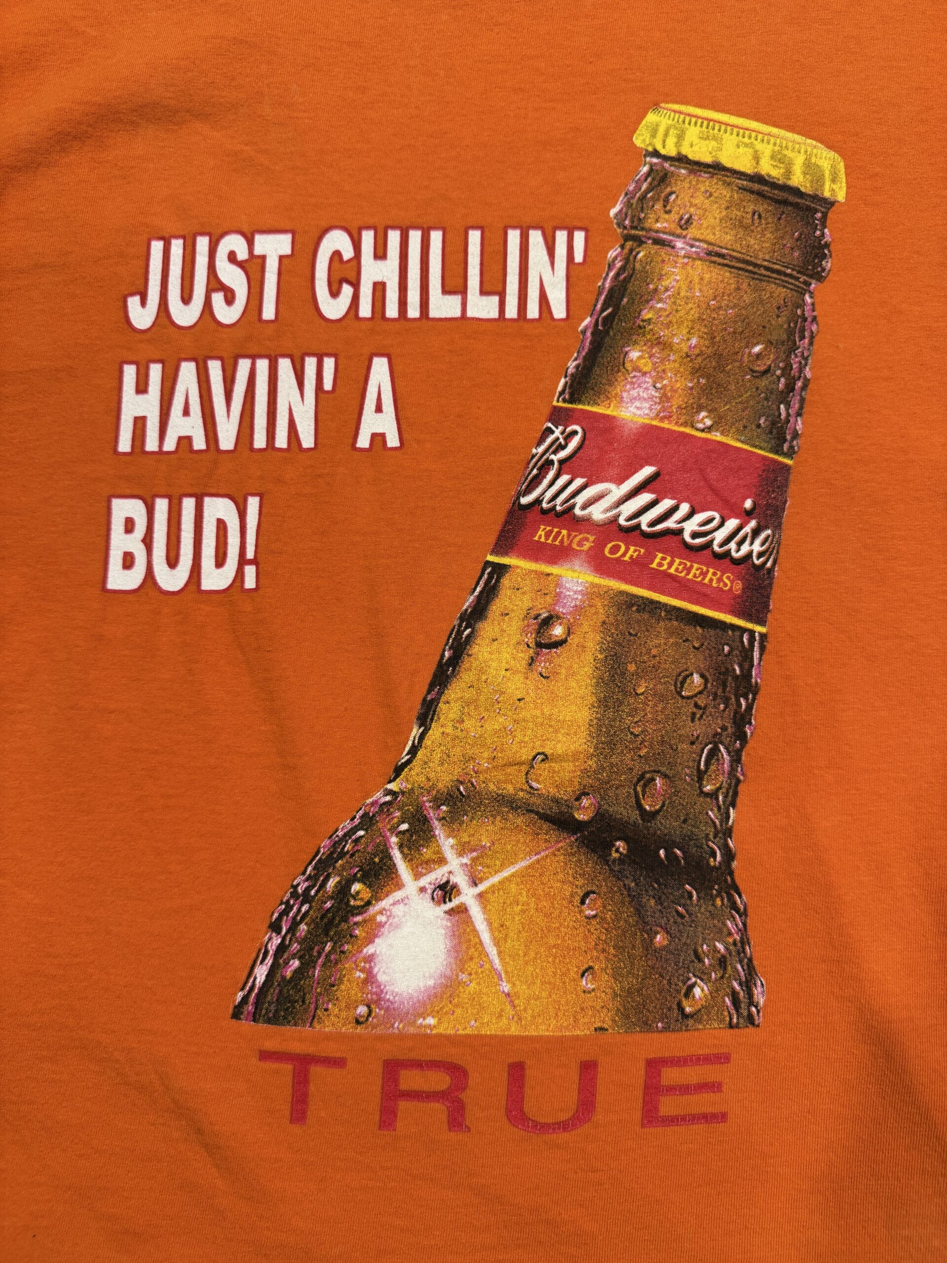 水滴までリアルに描かれたBudweiserボトルプリントのクローズアップ写真。