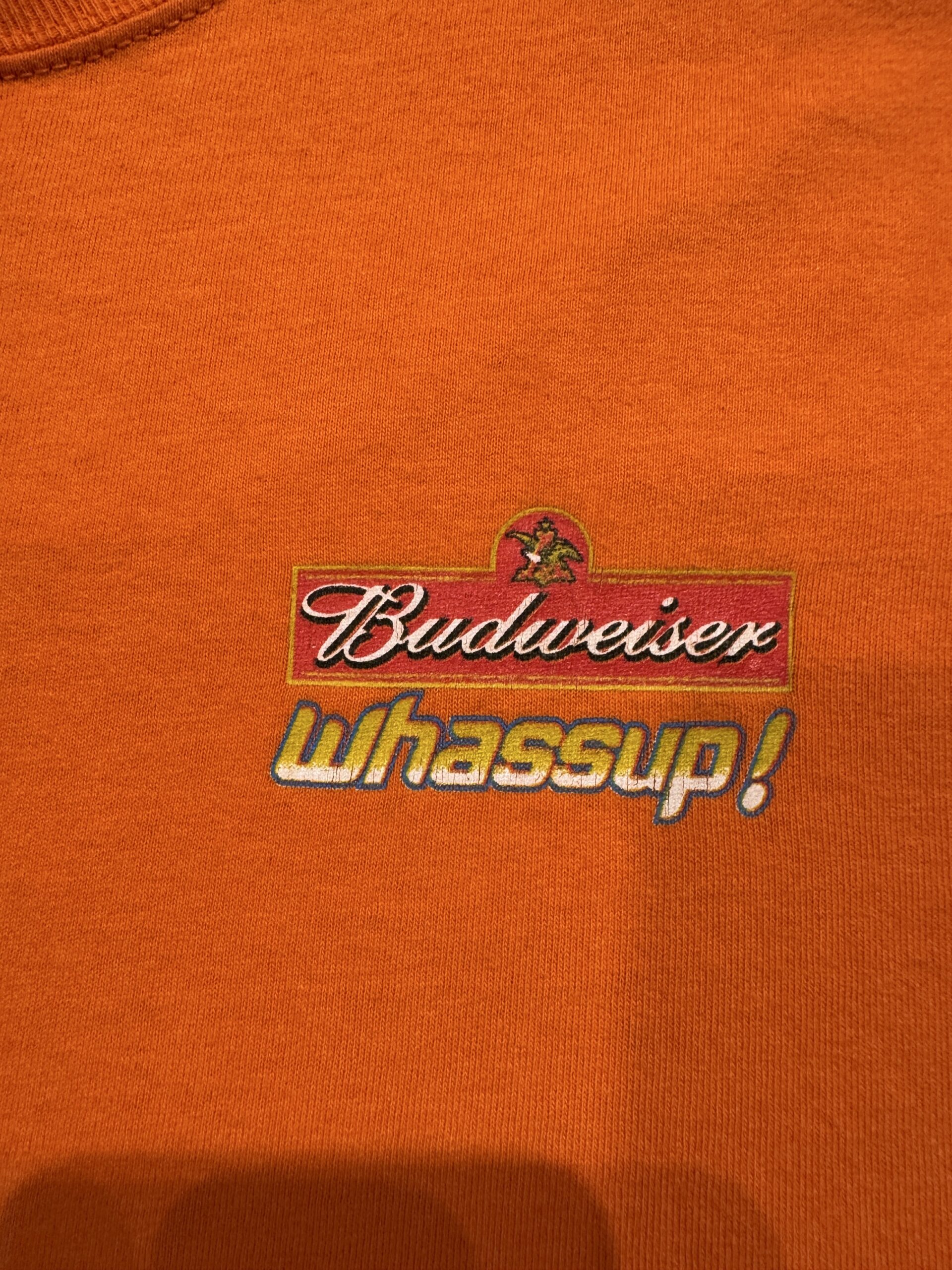 床置き状態で撮影した胸元Budweiser whassup!ロゴのアップ。