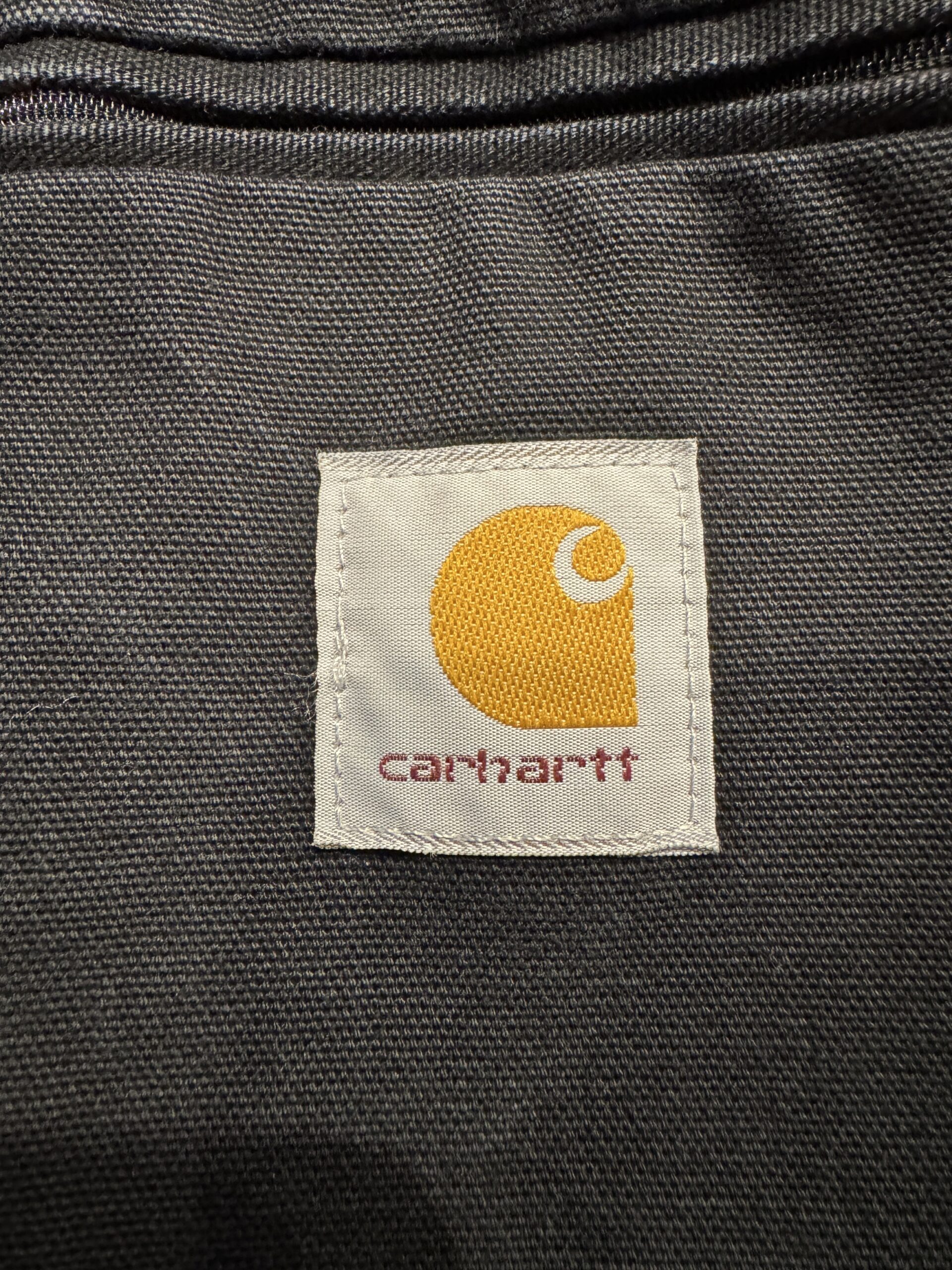 Carharttワークジャケットの胸ロゴパッチ。