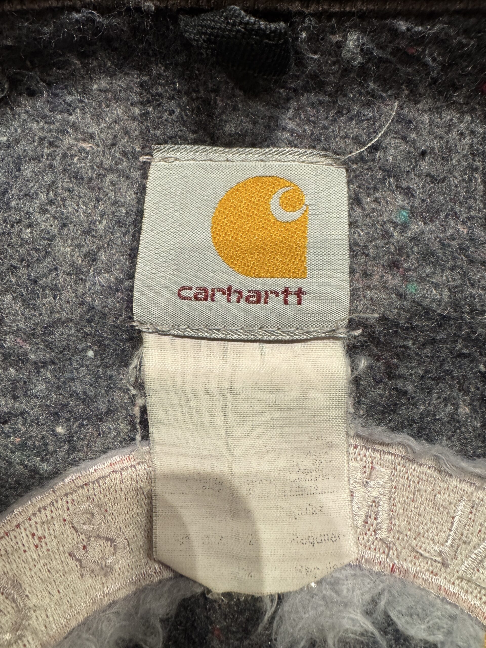 Carharttの旧ロゴが入った内タグ。