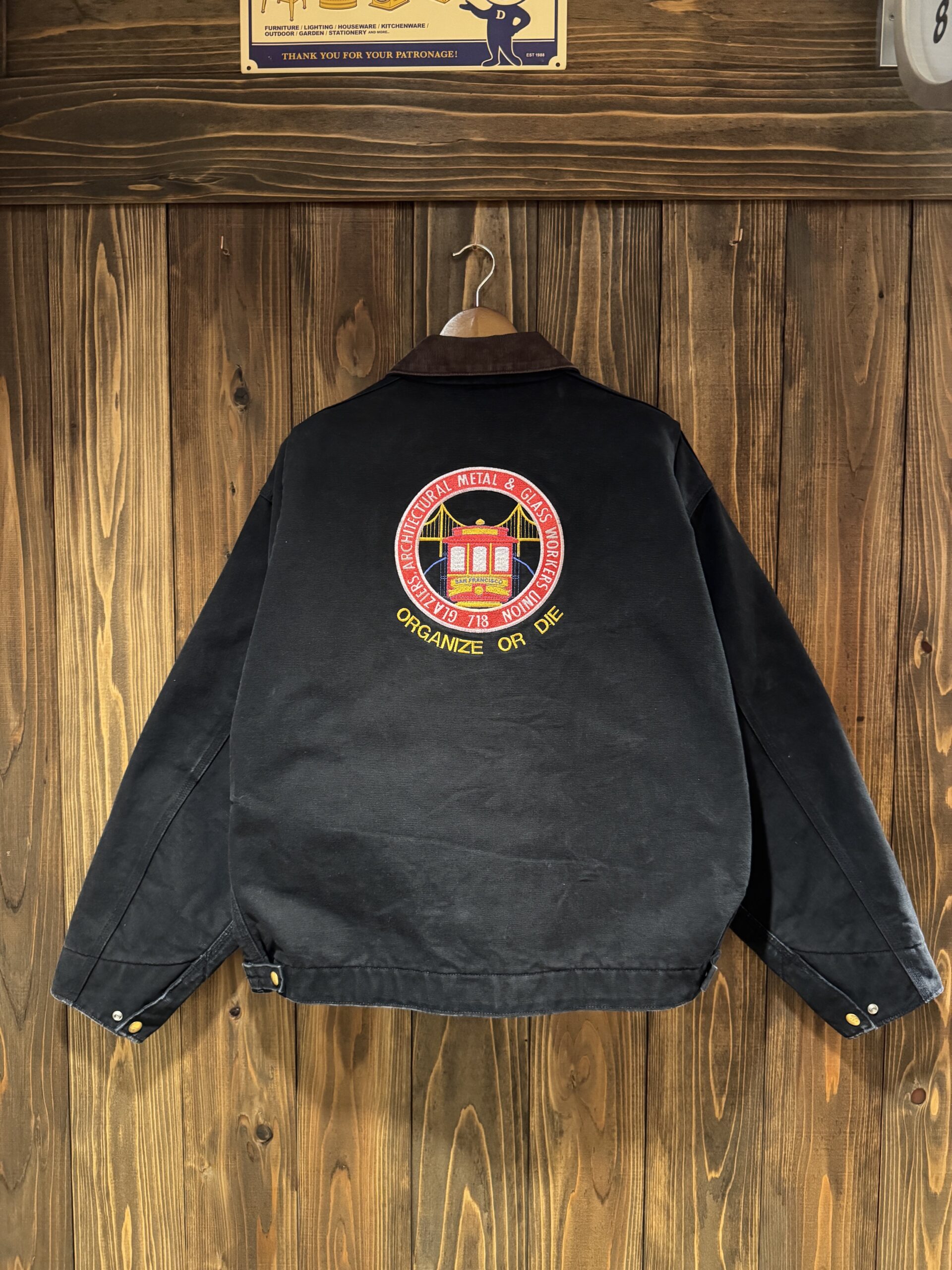 Carhartt企業物ワークジャケットのバック全体。大きなユニオンワッペンが中央に配置されている。