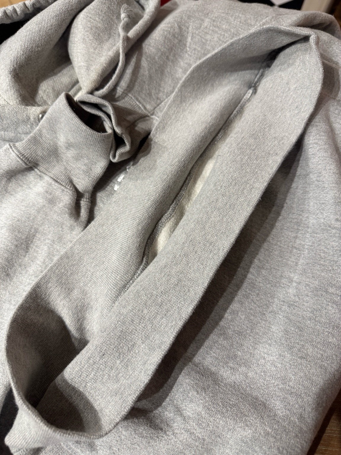 Championリバースウィーブフーディーのサイドパネル内側の縫製と裏起毛のディテール画像。