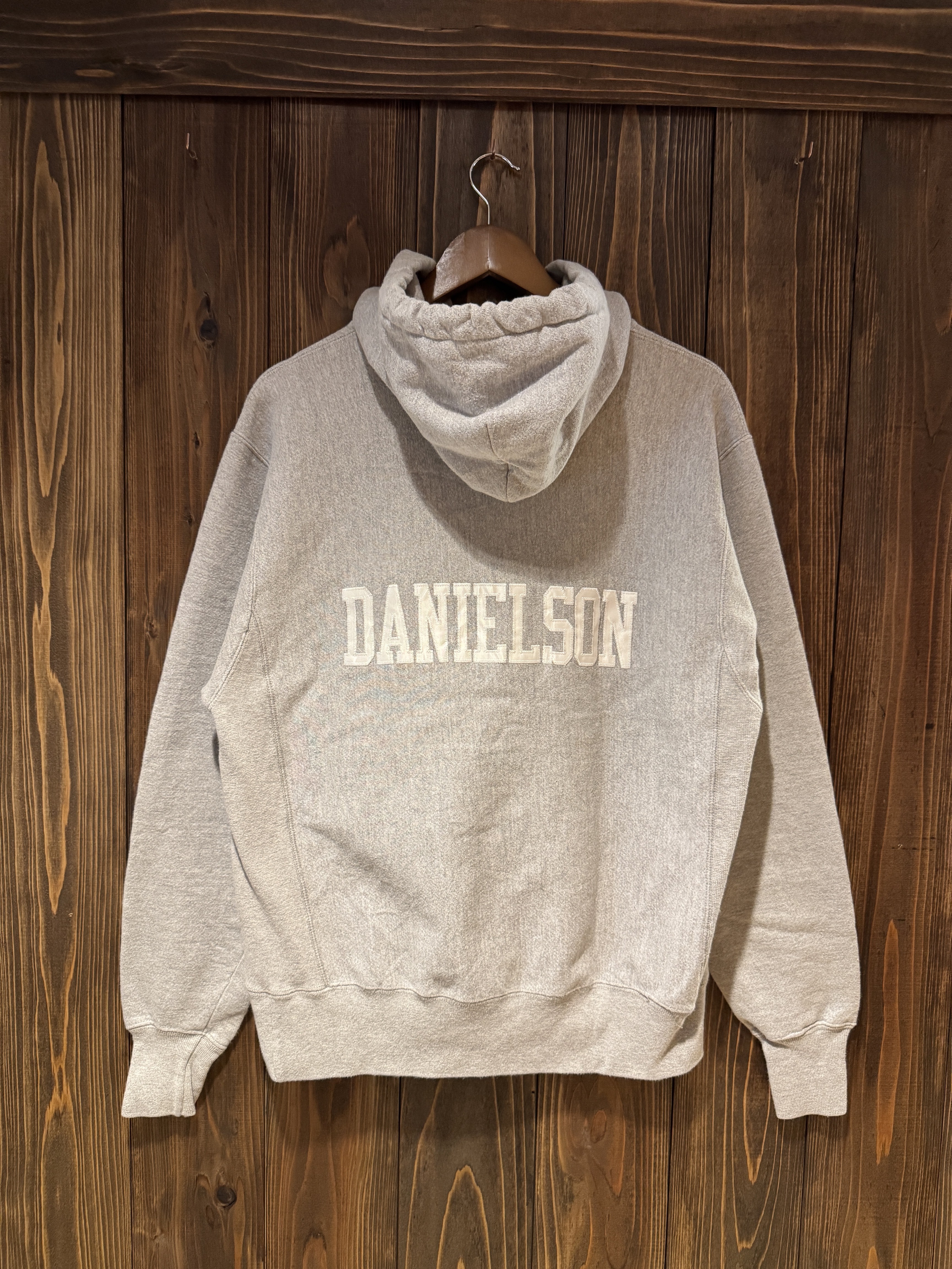 Championリバースウィーブフーディーの背面に入ったDANIELSONロゴのアップ。