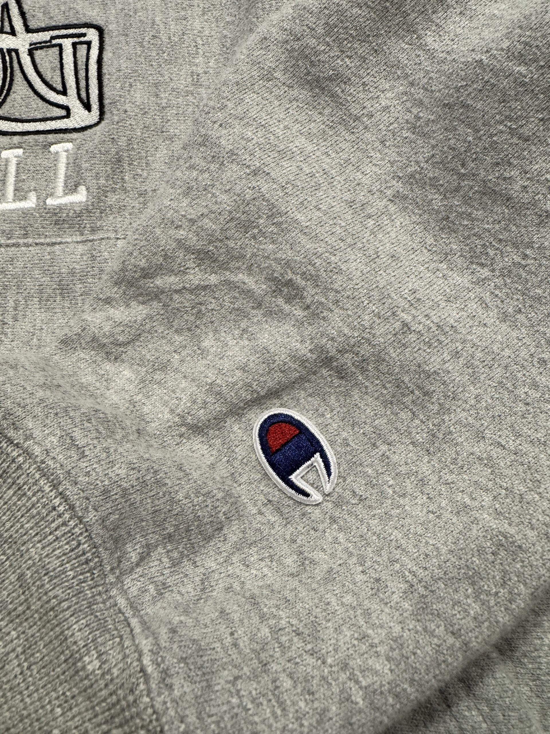 Championリバースウィーブフーディーの左袖に入ったCロゴ刺繍のディテール画像。