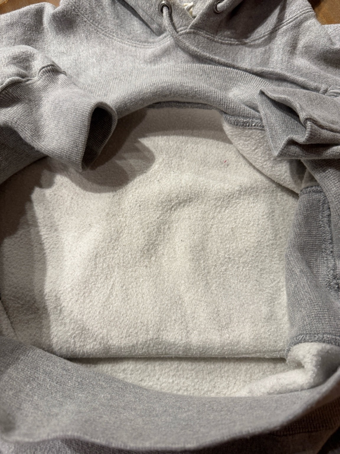 Championリバースウィーブフーディーのボディ内側に施された裏起毛をクローズアップした画像。